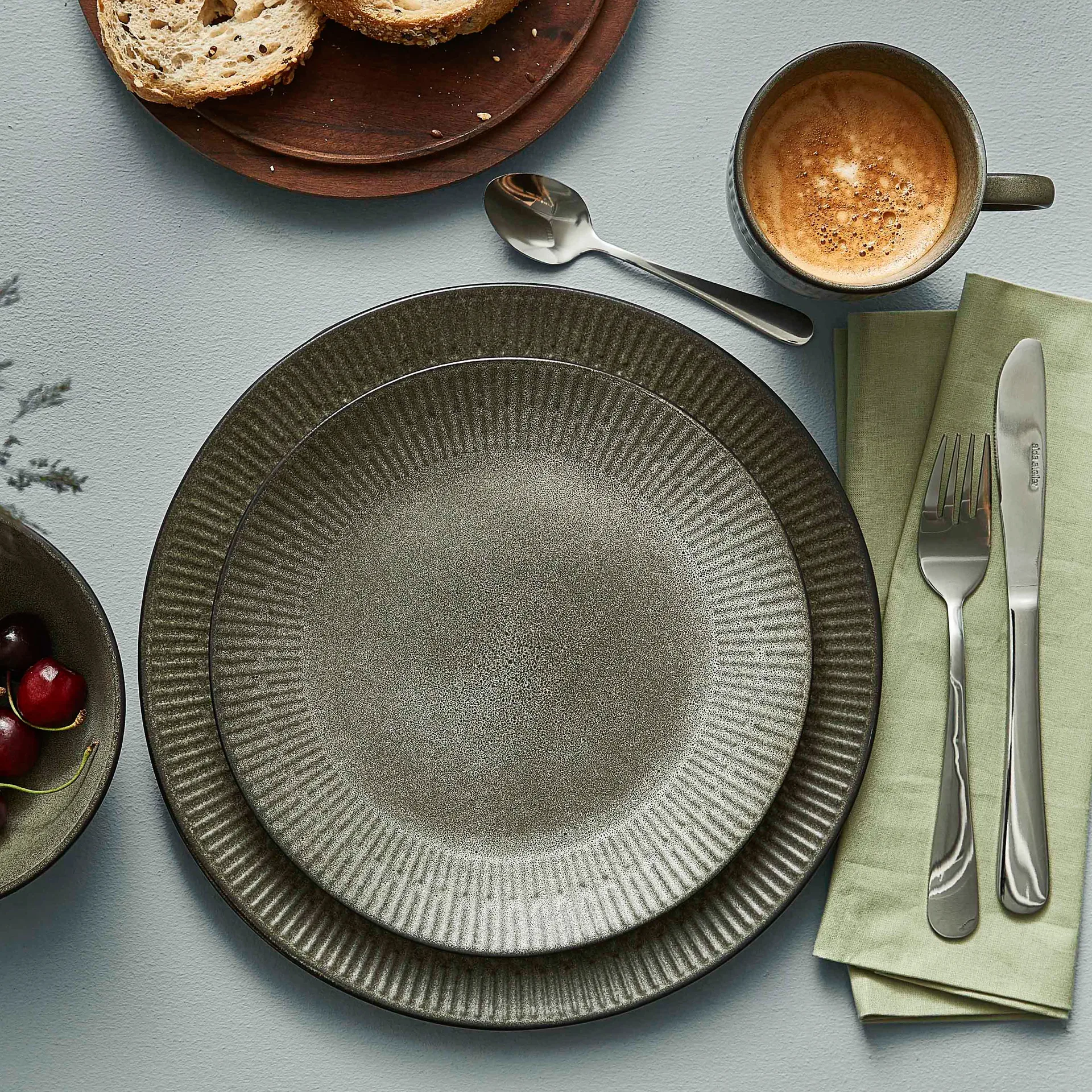 Relief lautanen 22 cm, Harmaa Aida