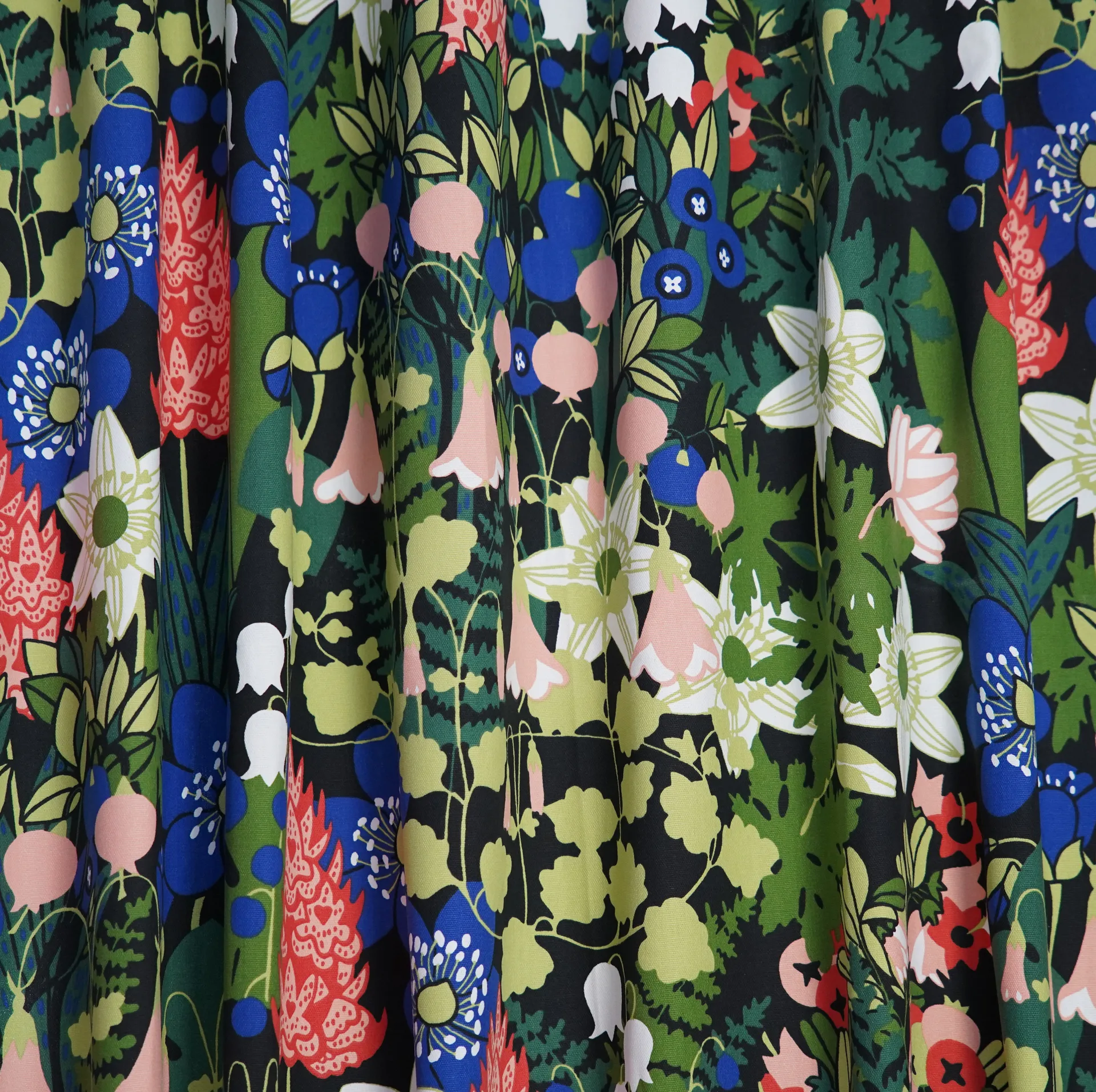 Skogen kangas, Musta-vihreä-vaaleanpunainen Almedahls