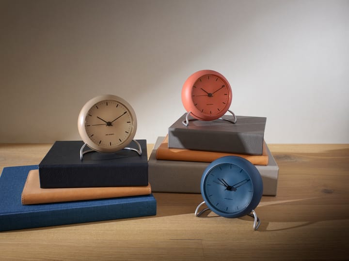 AJ City Hall pöytäkello, Sandy beige Arne Jacobsen Clocks