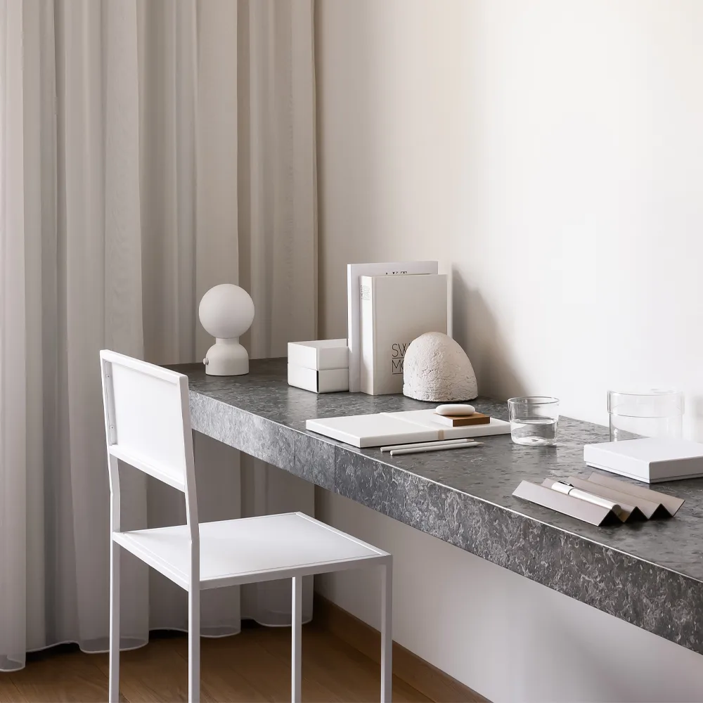 Pluggie pöytävalaisin, Musta, opaalilasi Ateljé Lyktan