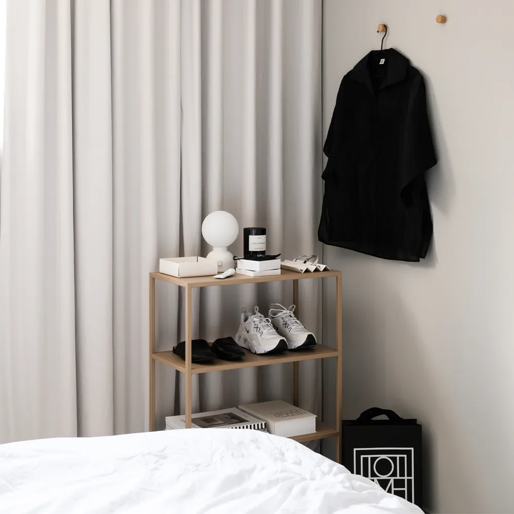 Pluggie pöytävalaisin, Musta, opaalilasi Ateljé Lyktan