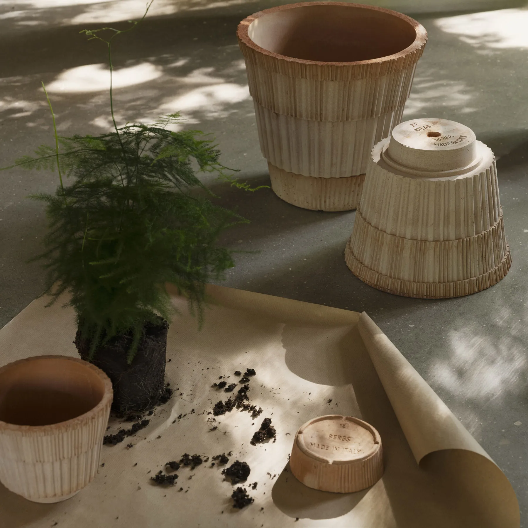 Atlas raw ruukku aluslautasella, Rosa, Ø18 cm Bergs Potter