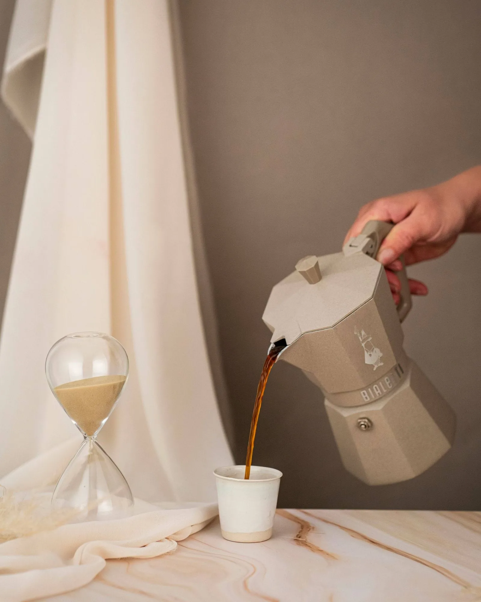 Bialetti exclusive mokkakeitin induktiolle, Beige, 6 kuppia Bialetti