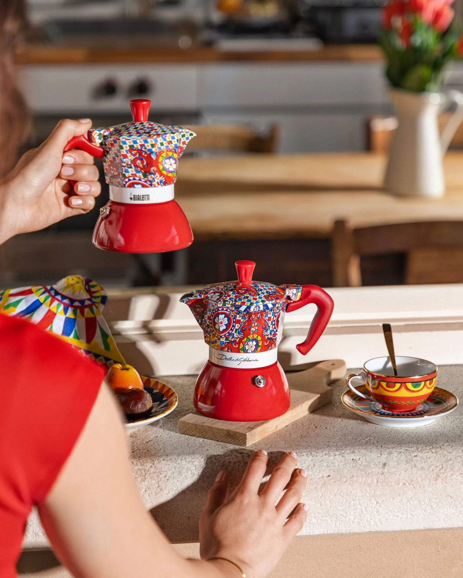 Bialetti x Dolce & Gabbana mokkakeitin induktiolle, Sisilialainen vaunu, 4 kuppia Bialetti
