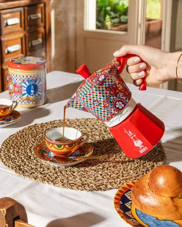 Bialetti x Dolce & Gabbana mokkakeitin - Sisilialainen kärry, 6 kuppia - Bialetti