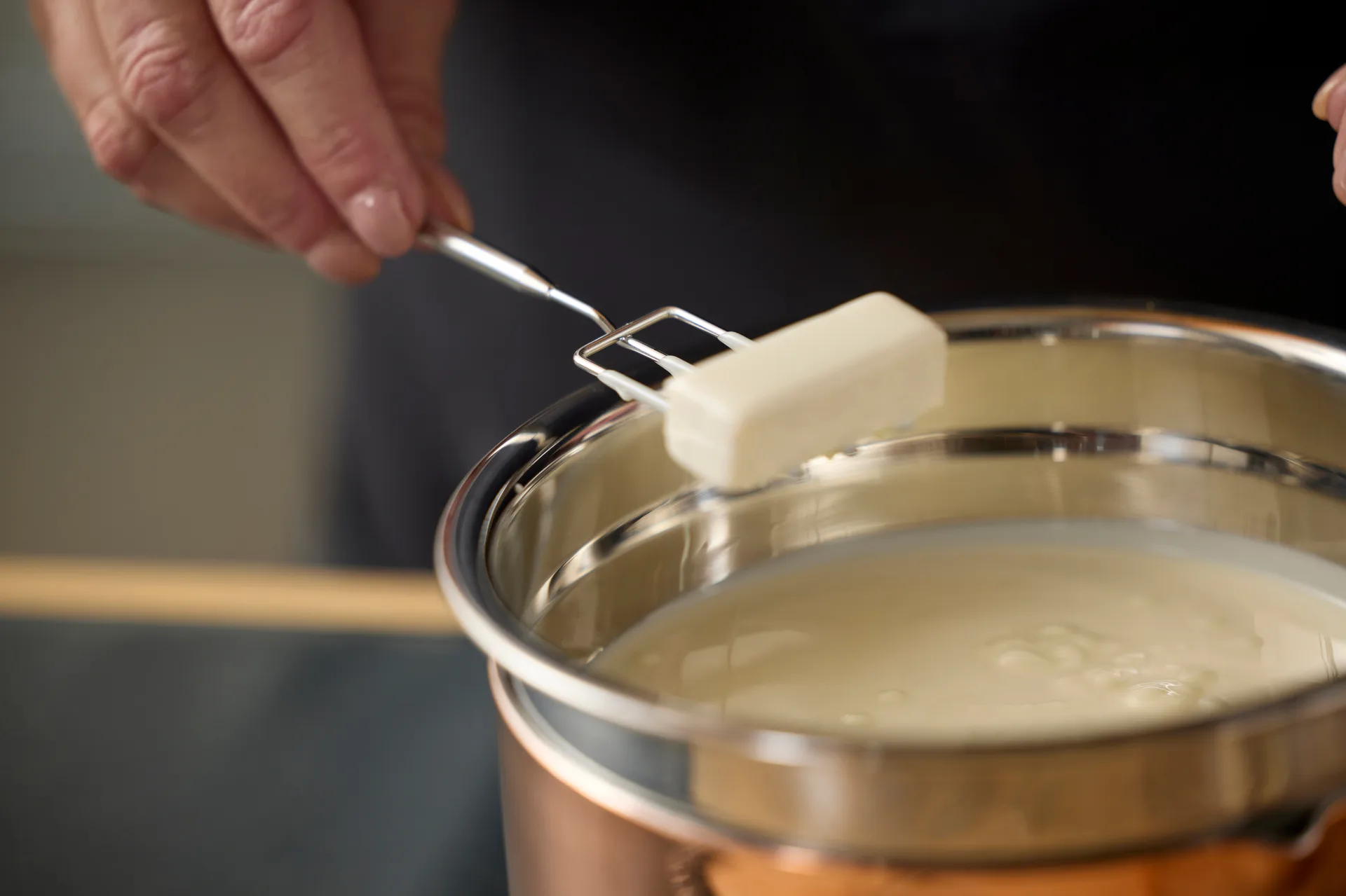 Sekoituskulho silikonipohjalla latte, 1,5 litraa Blomsterbergs