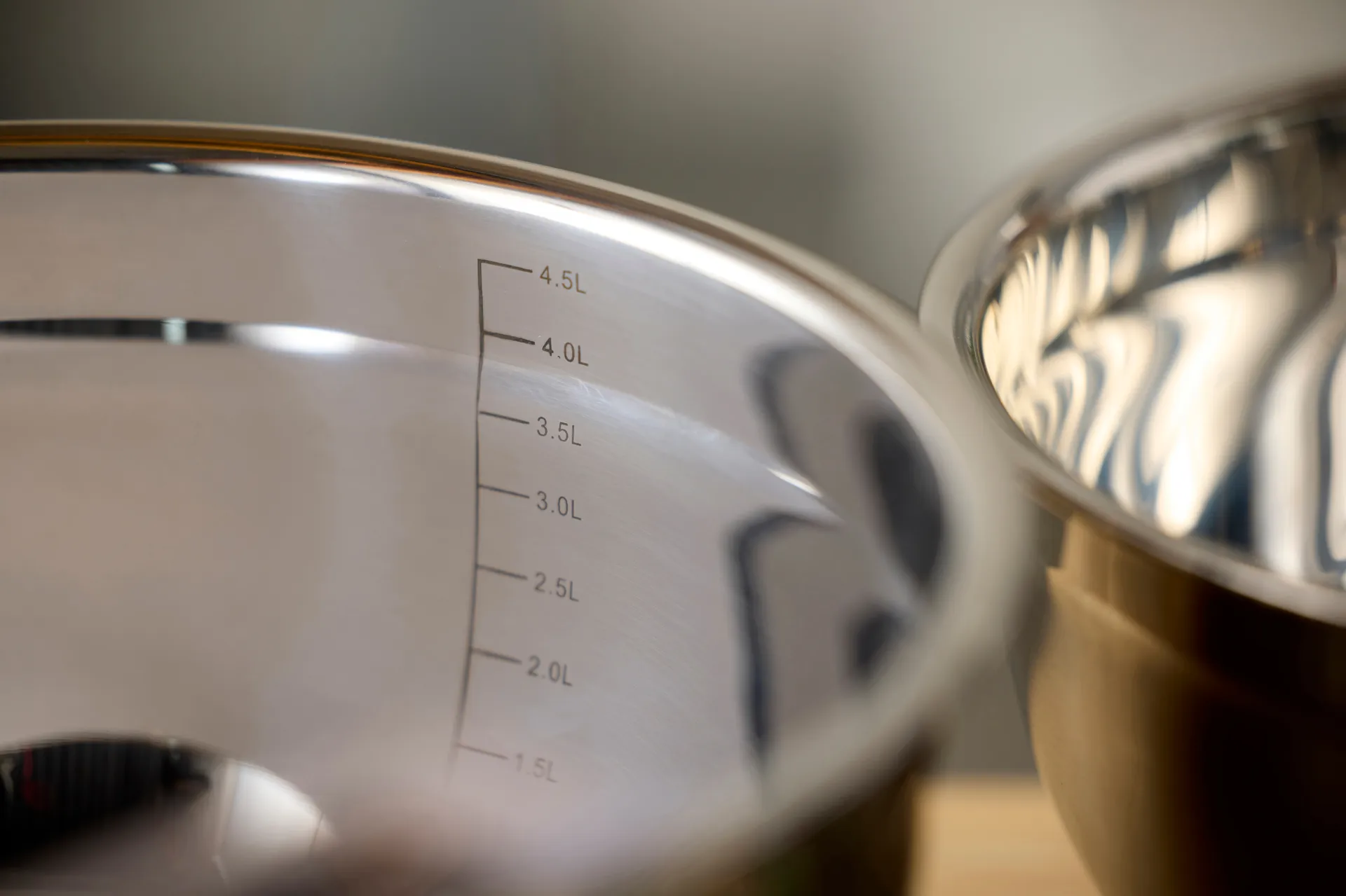 Sekoituskulho silikonipohjalla latte, 5 litra Blomsterbergs