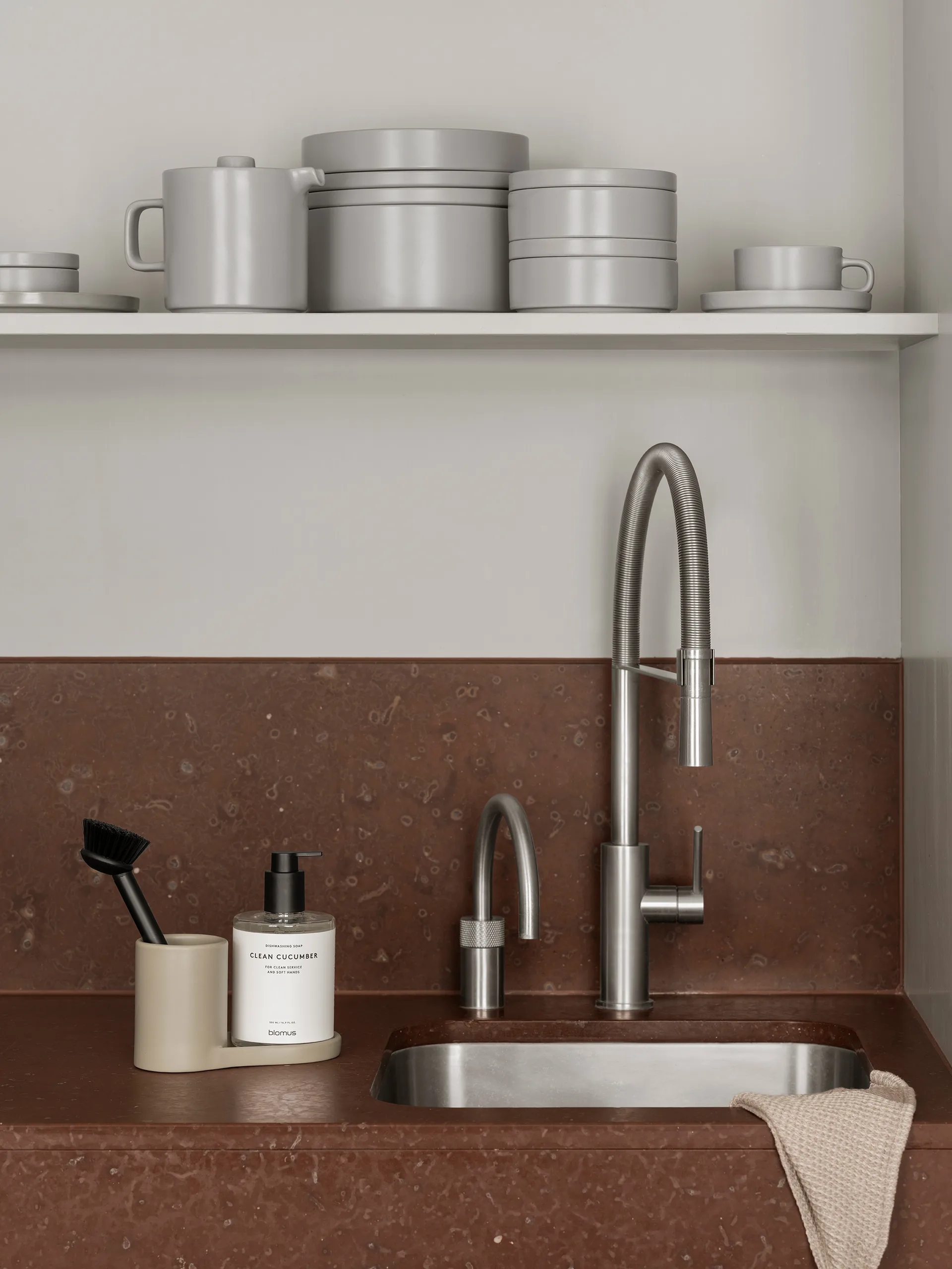 Piro tiskiharjan- ja saippuateline, Nomad blomus