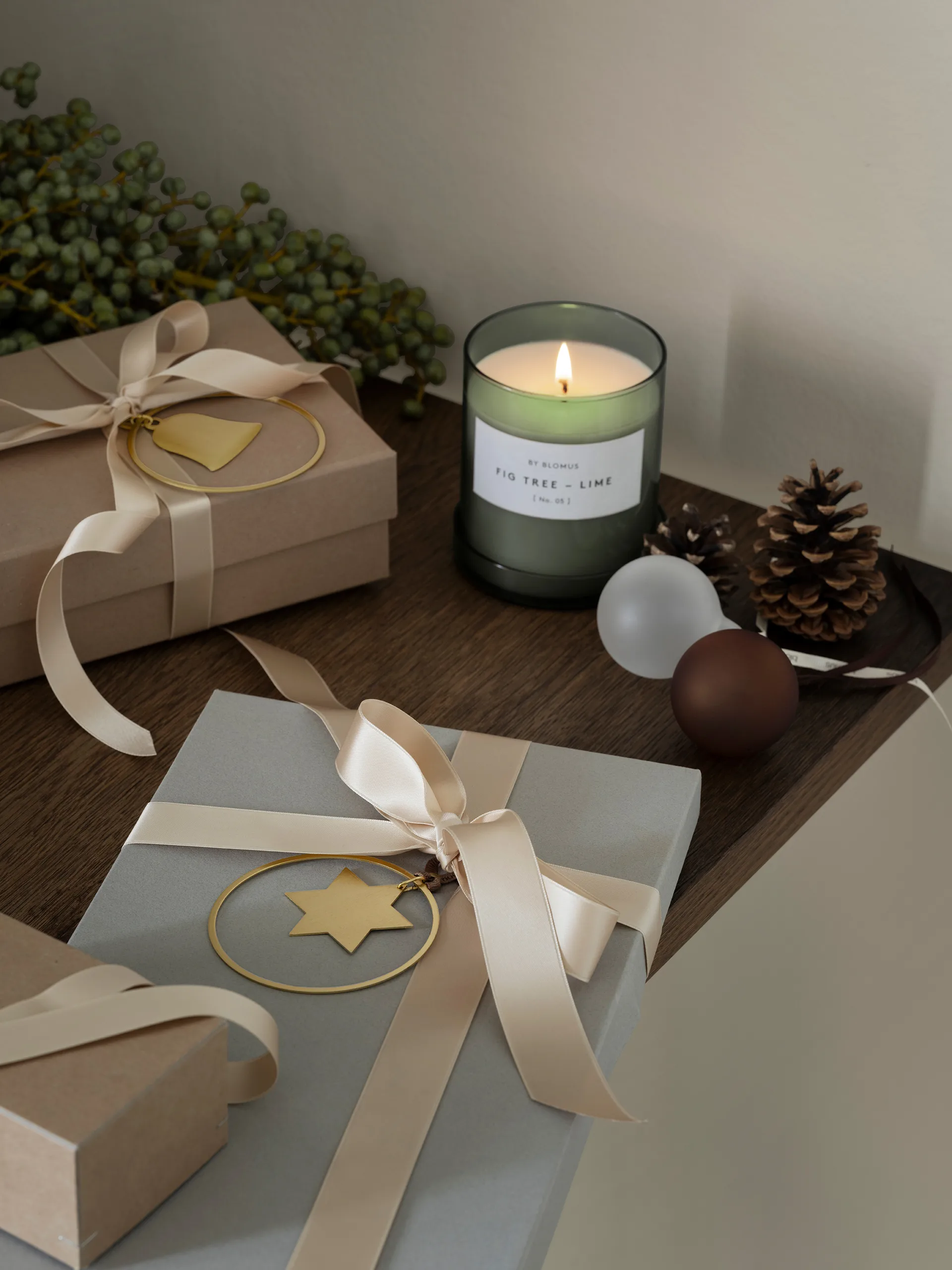 Valoa tuoksukynttilä 30 tuntia, Fikon/Lime Agave Green blomus