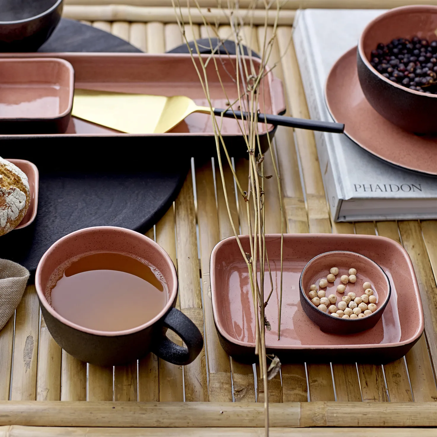 Bloomingville kakkulapio, 28 cm, Musta-kulta Bloomingville