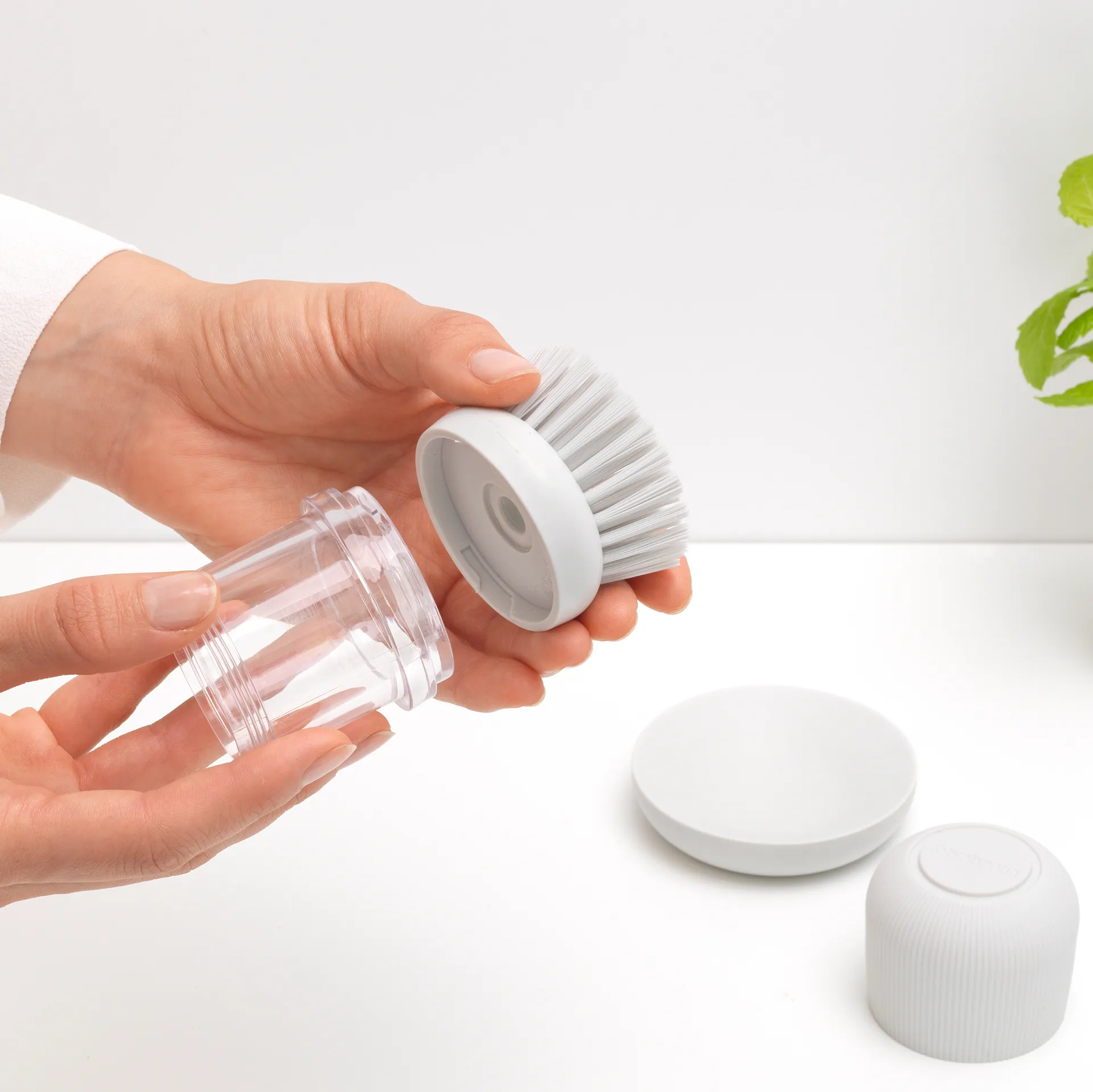 Brabantia astianpesuainesäiliö tiskiharjalla, Vaaleanharmaa Brabantia