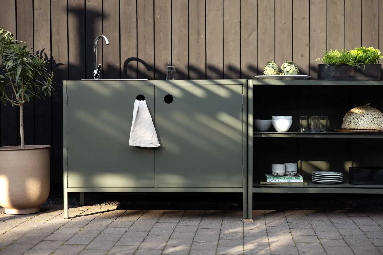 Kelia ulkokeittiön penkki hyllyillä, Nordic green, 121x91x64 cm Brafab