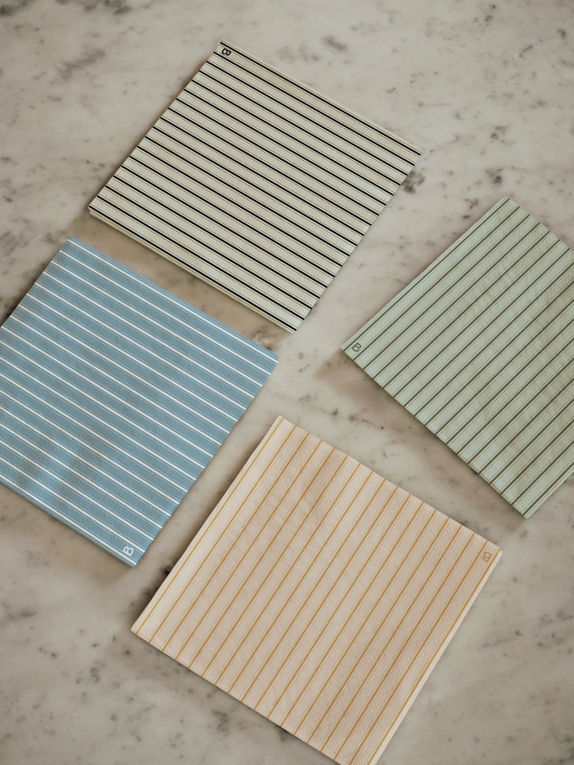 Dolly lautasliinat 33x33 cm 20 kpl, Musta off white Broste Copenhagen