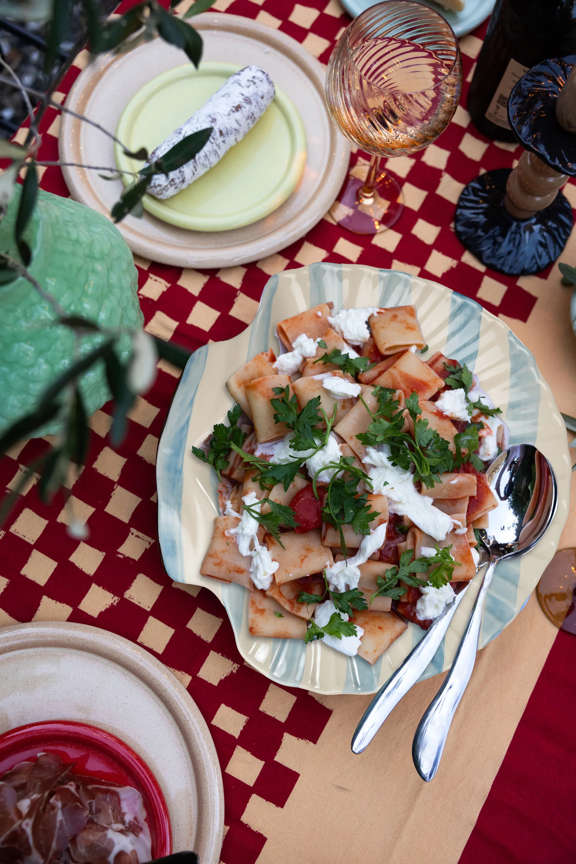 Armona stripe tarjoiluvati 32x32,5 cm, Vaaleansininen-valkoinen Byon