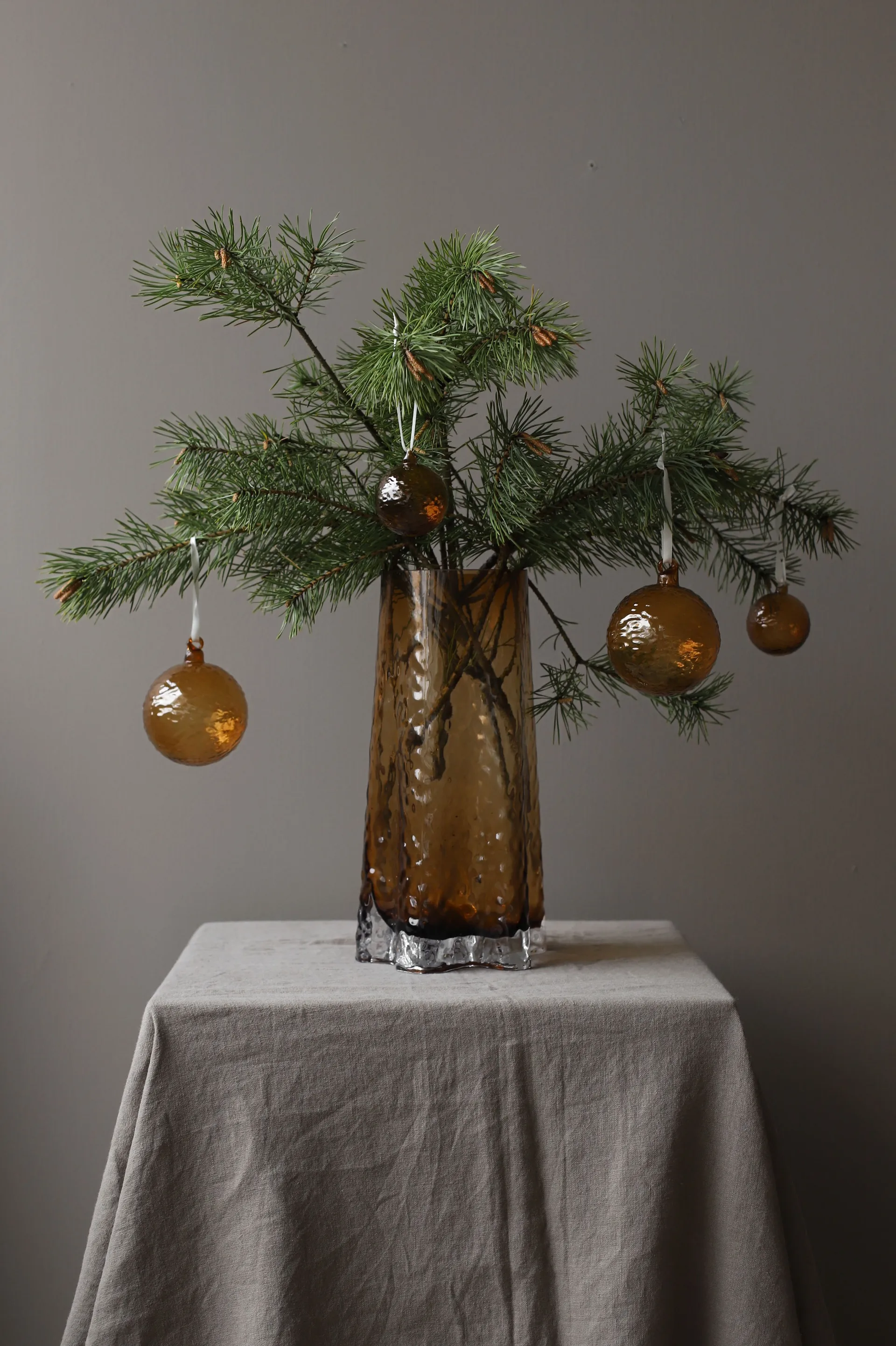 Gry Marble joulupallo Ø8 cm, Cognac Cooee Design