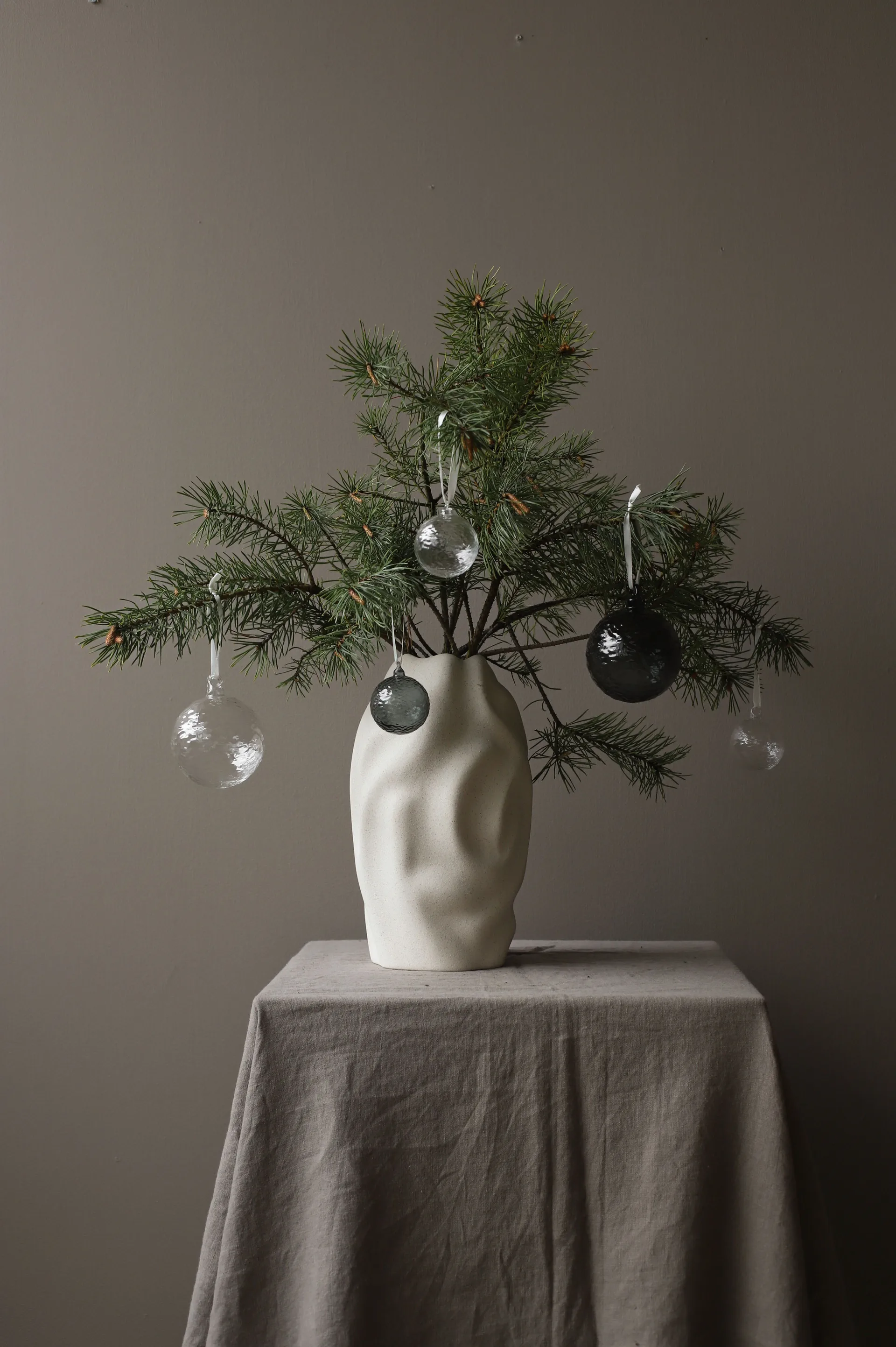 Gry Marble joulupallo Ø8 cm, Smoke Cooee Design