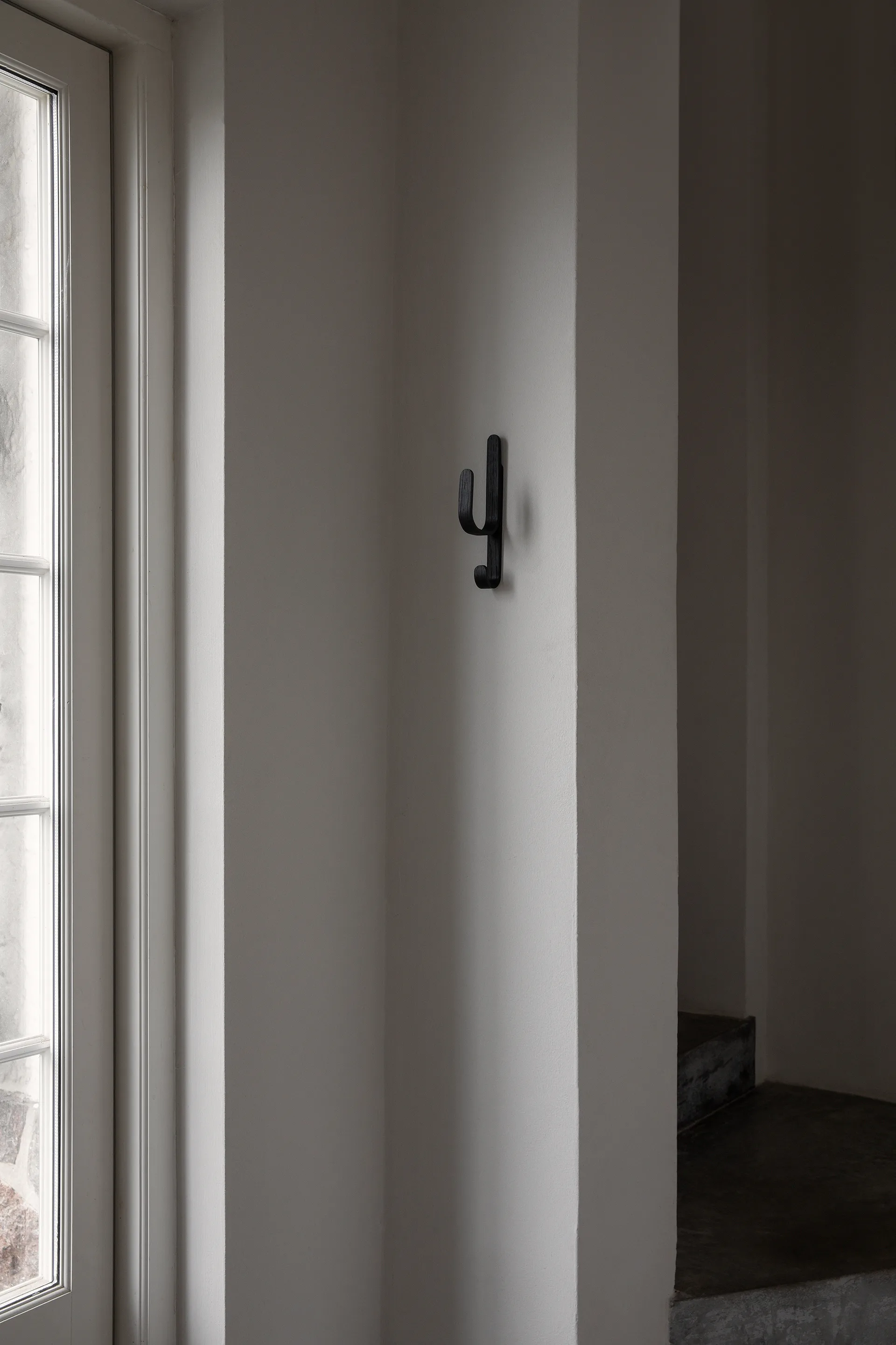 Woody koukku One, Black stained oak Cooee Design