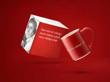 Astrid Lindgren muki, jos on tavattoman vahva - punainen-ruotsiksi - Design House Stockholm