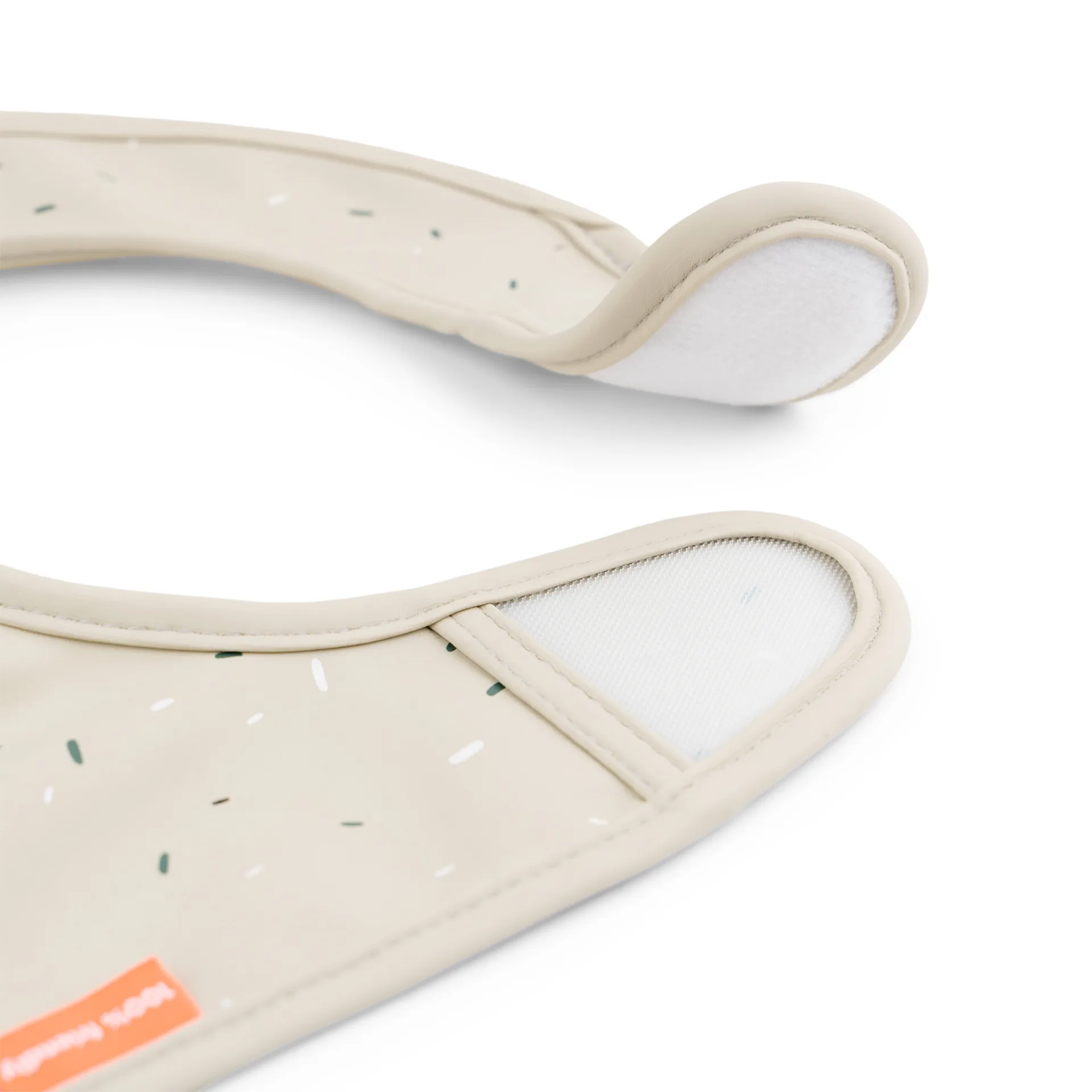 Lalee ruokalappu tarranauhalla 2 kpl, Hiekka Done by deer