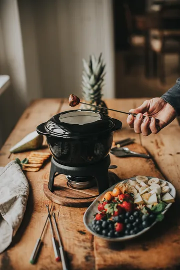 Foni Fondue valurauta emaloitu 21×18,4×9,8 cm - Musta akaasia puulevy - Dorre