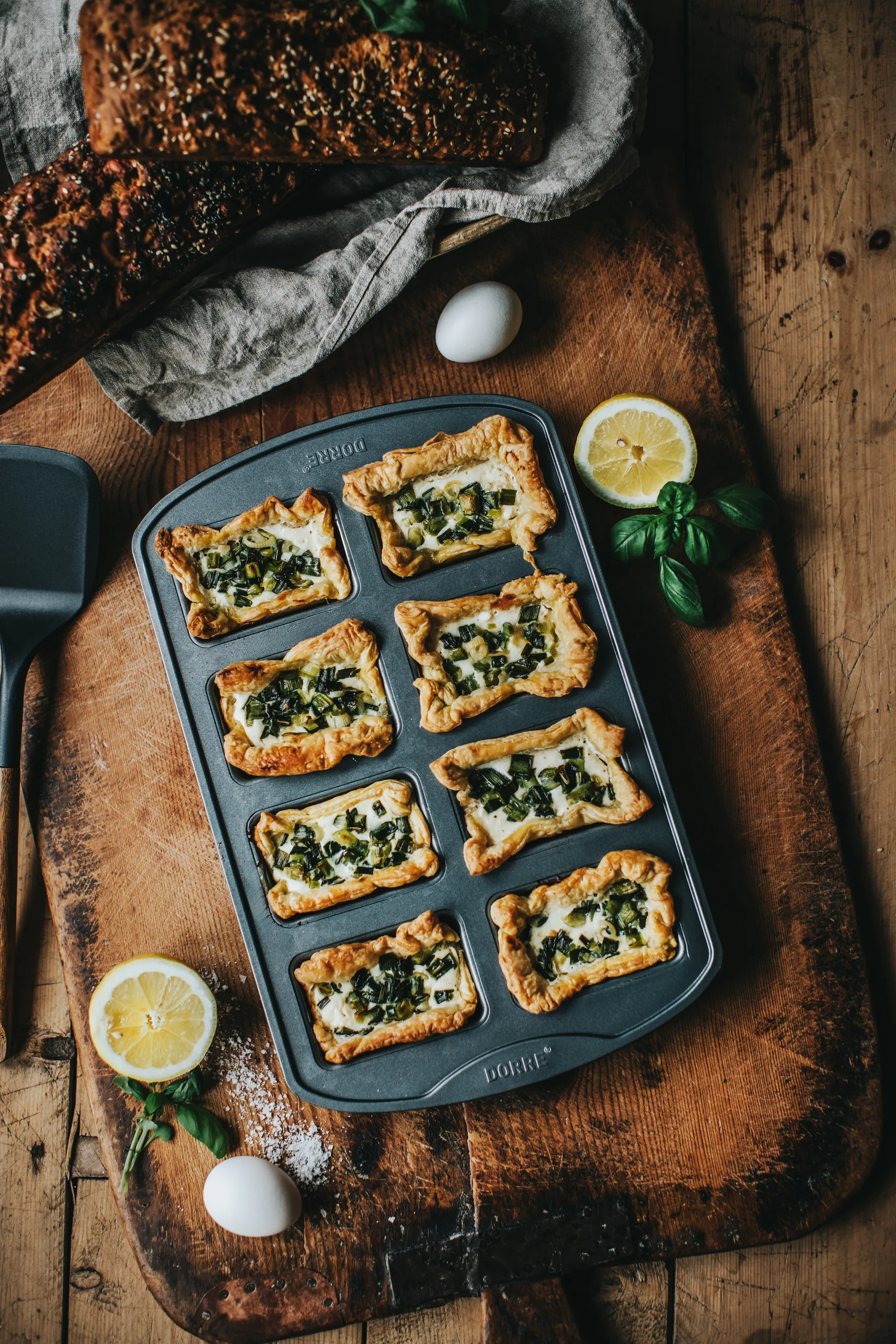 Karabo mini leipävuoka 8 muottia, 39,4×25,4×4 cm Dorre