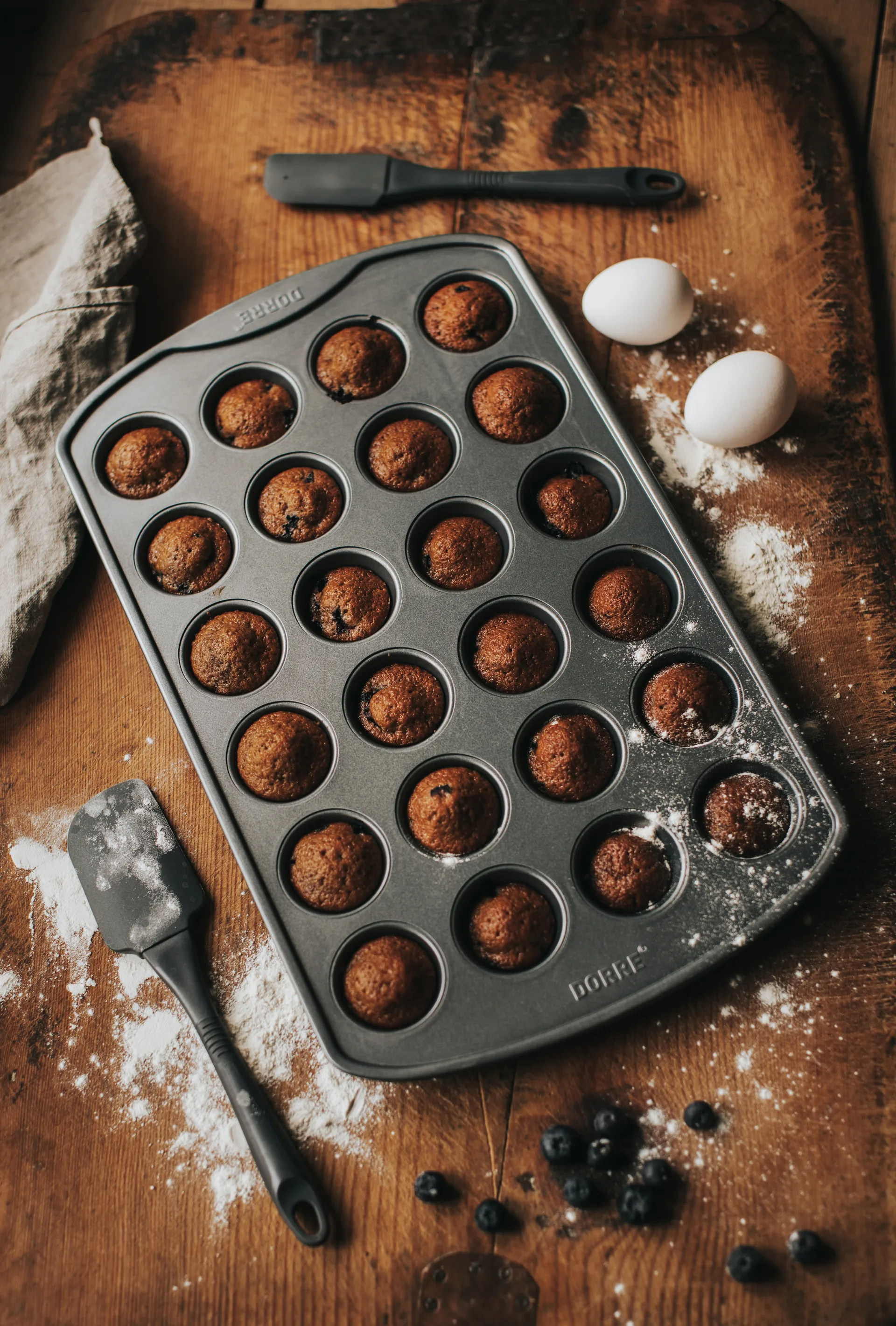 Karabo muffinsivuoka hiiliteräs 24 koloa, 42,5×26×2,8 cm Dorre