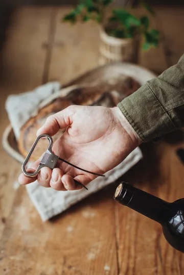 Vale lehtiavaaja korkkiruuvilla 11x6,4x1 cm - Musta–hopea - Dorre