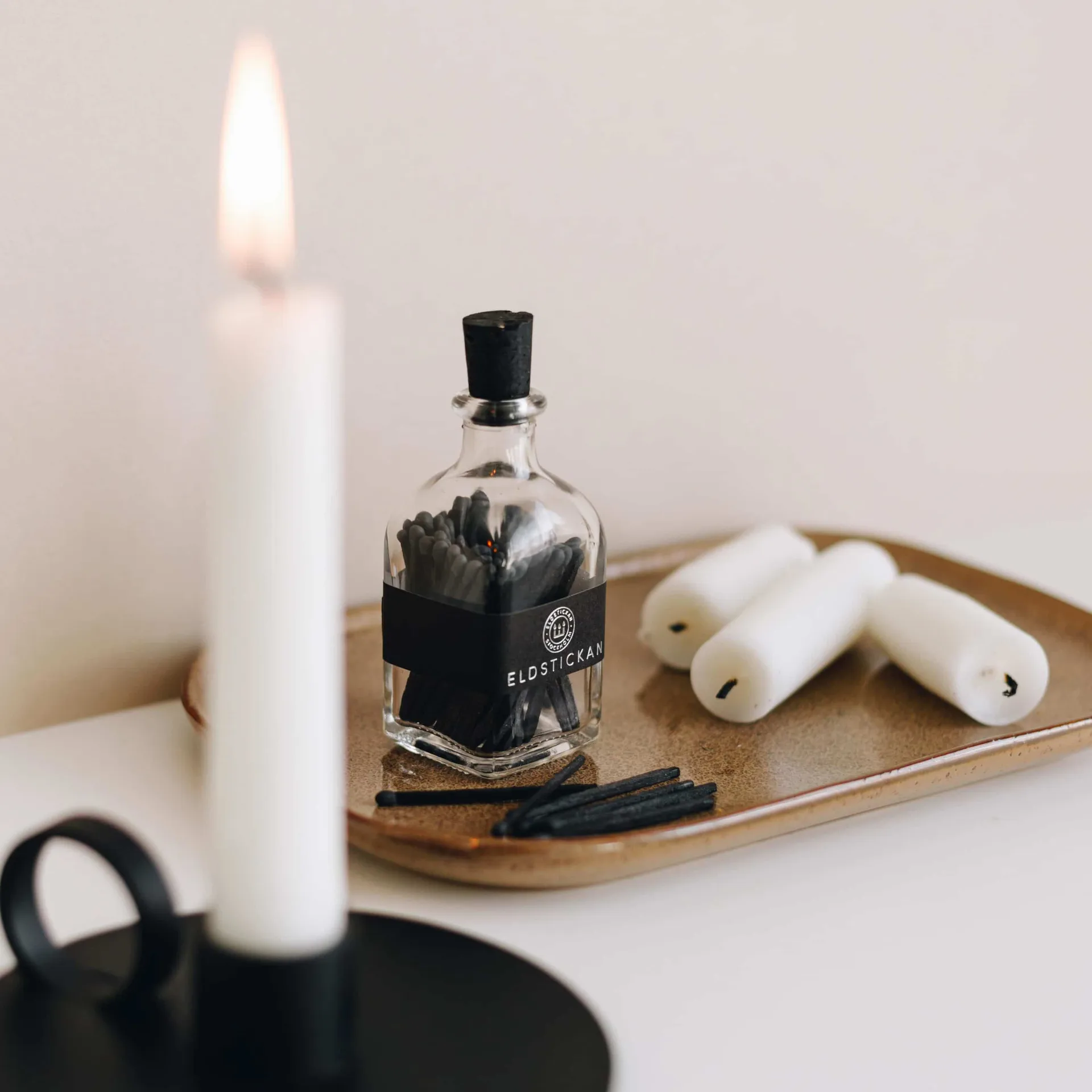 Lilla eldstickan tulitikkurasia, jossa on 60 tulitikkua., Keskipäivänsini. Eldstickan