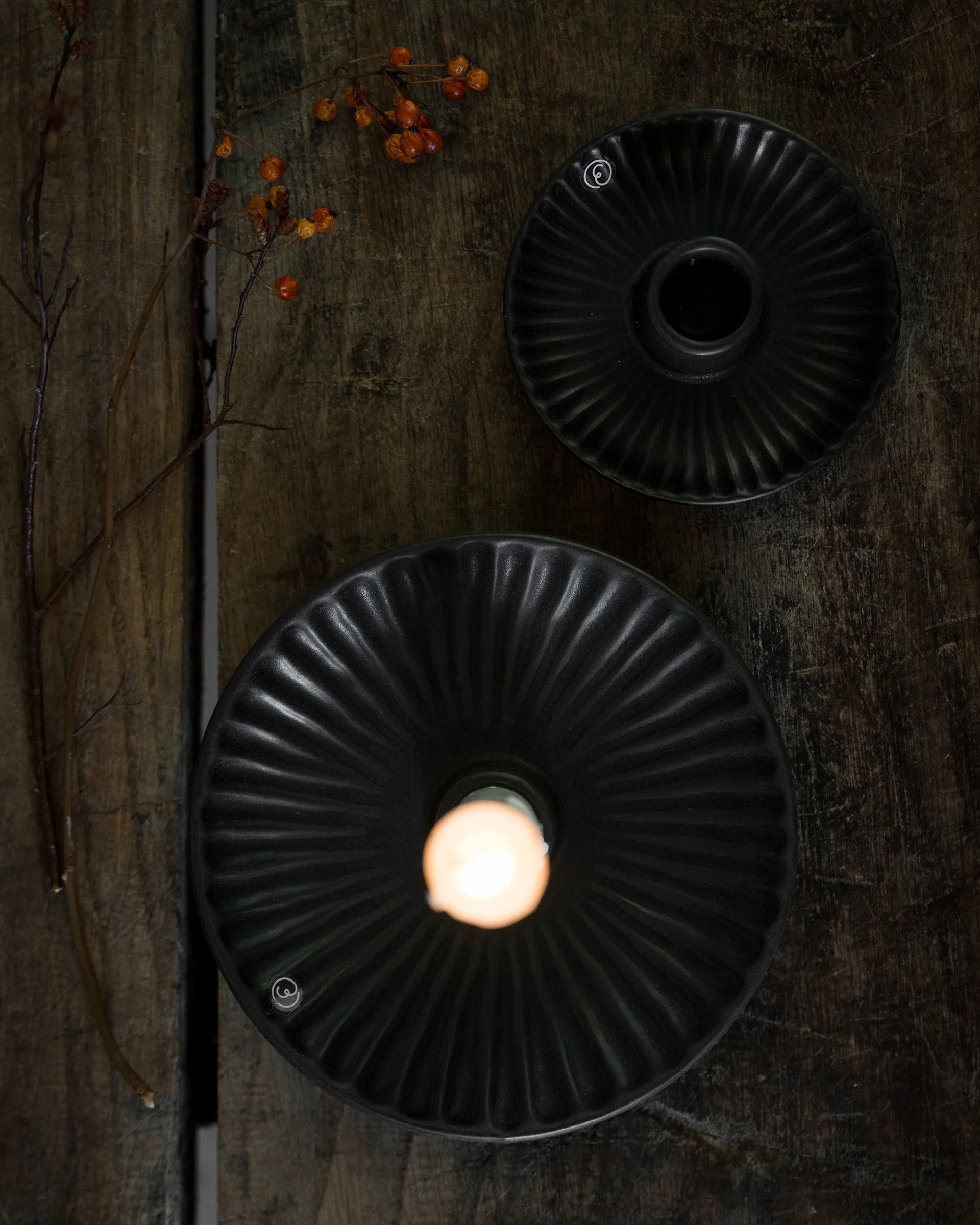 Ernst kynttilänjalka Ø10,5x3,5 cm, Musta ERNST