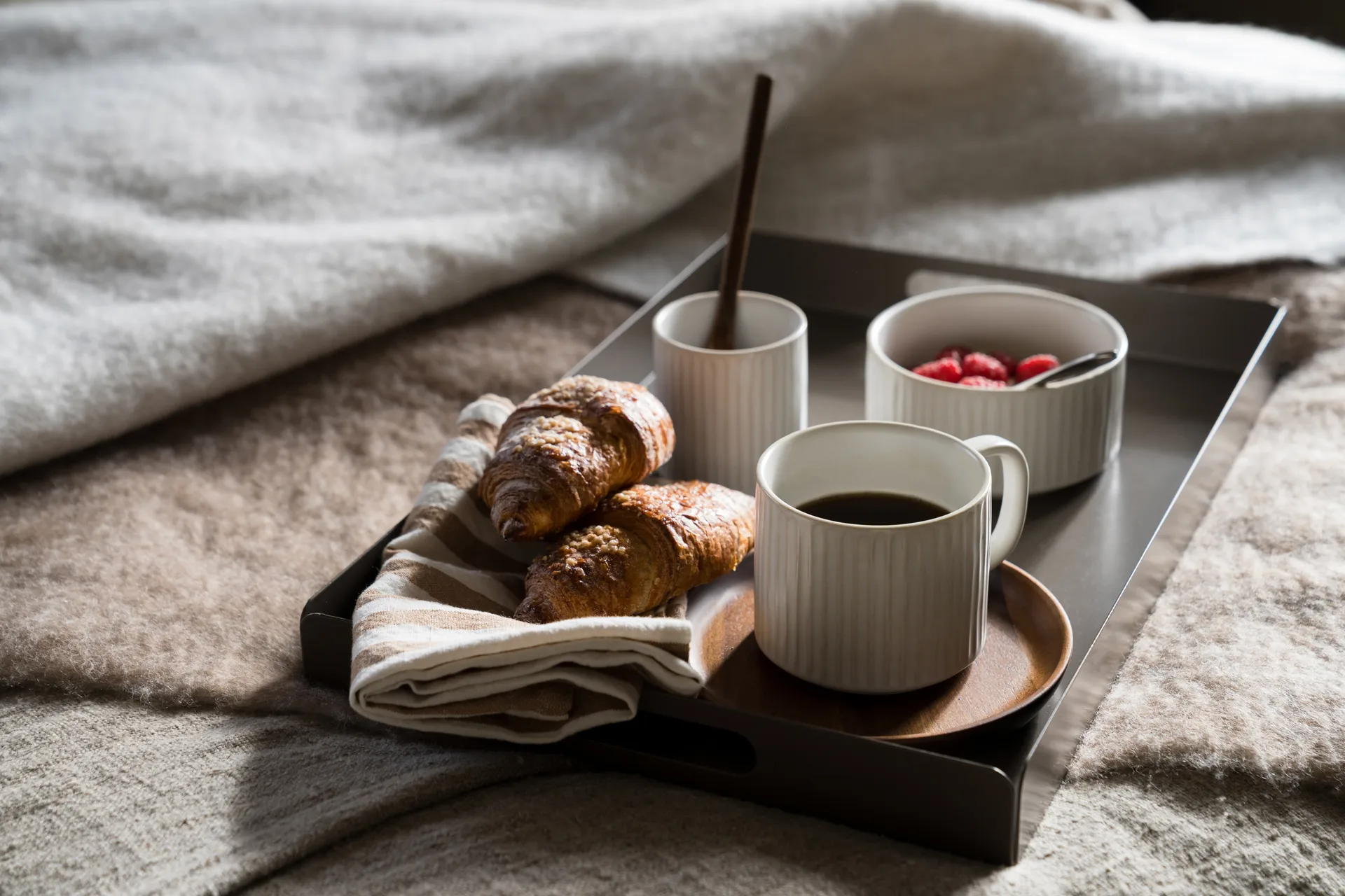 Ernst puinen tarjotin, Akaasia, Ø16,5 cm ERNST