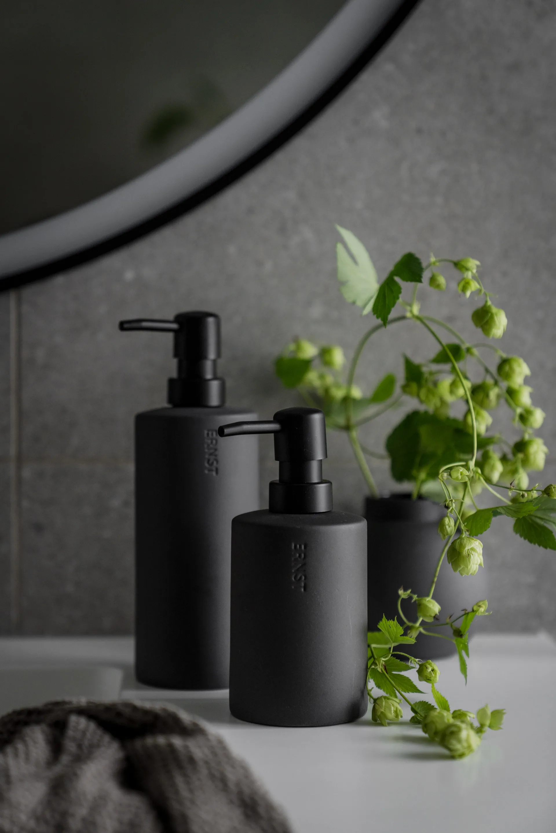 Ernst saippuapumppu 35 cl, Tummanharmaa ERNST