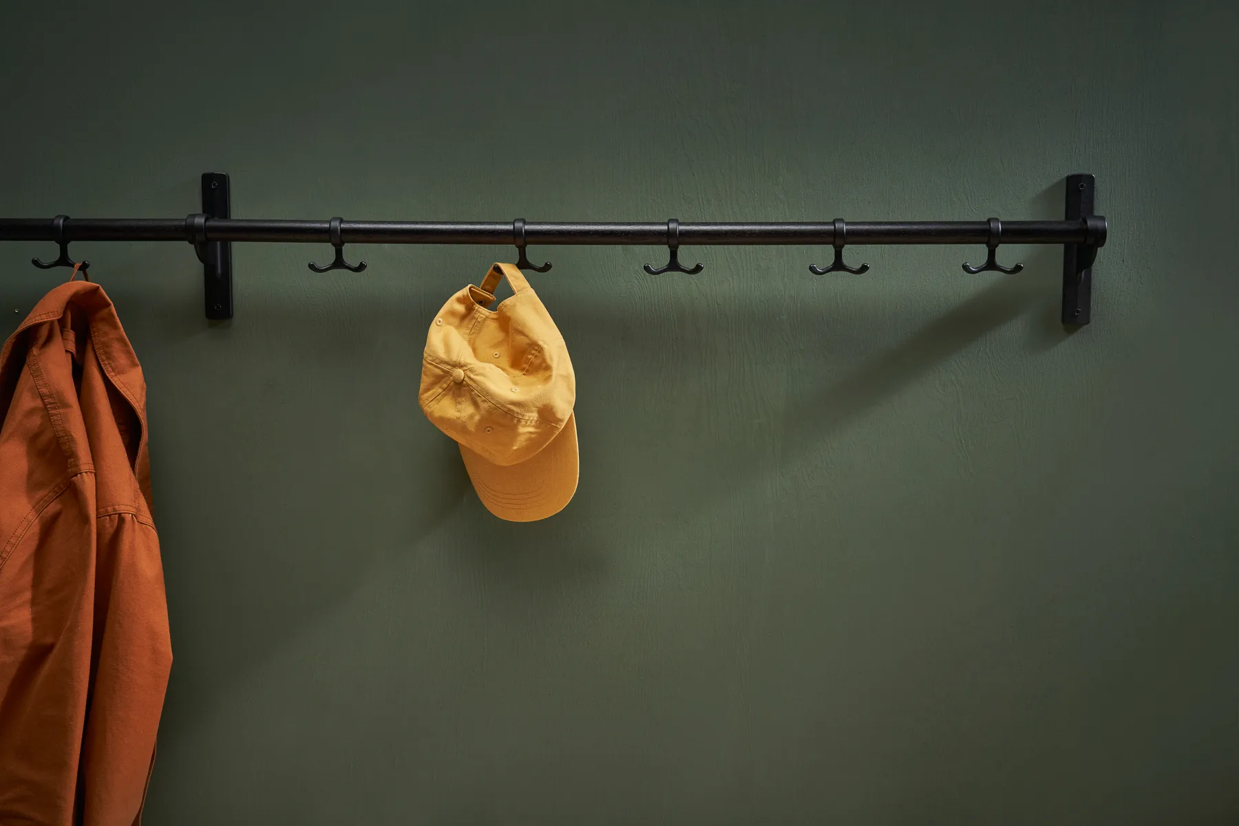 Nostalgi koukkutanko 100 cm, Mustaksi petsattu tammi-alumiini Essem Design