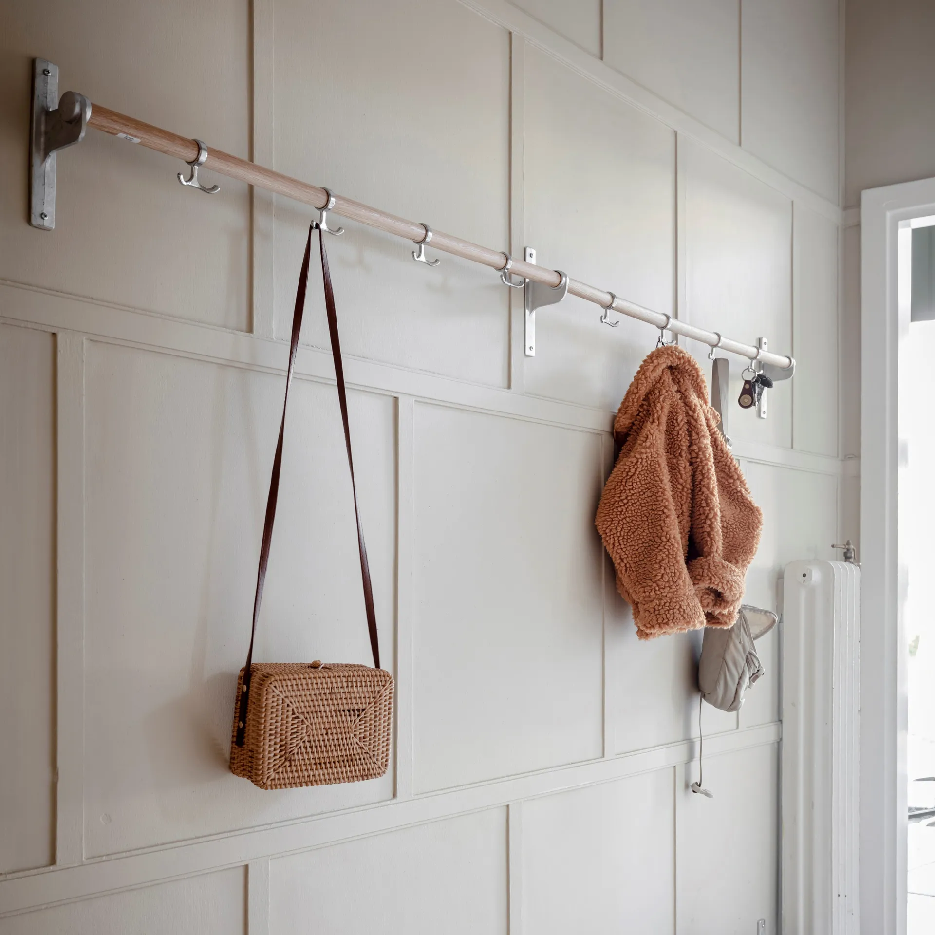 Nostalgi koukkutanko 100 cm, tammi, alumiini Essem Design