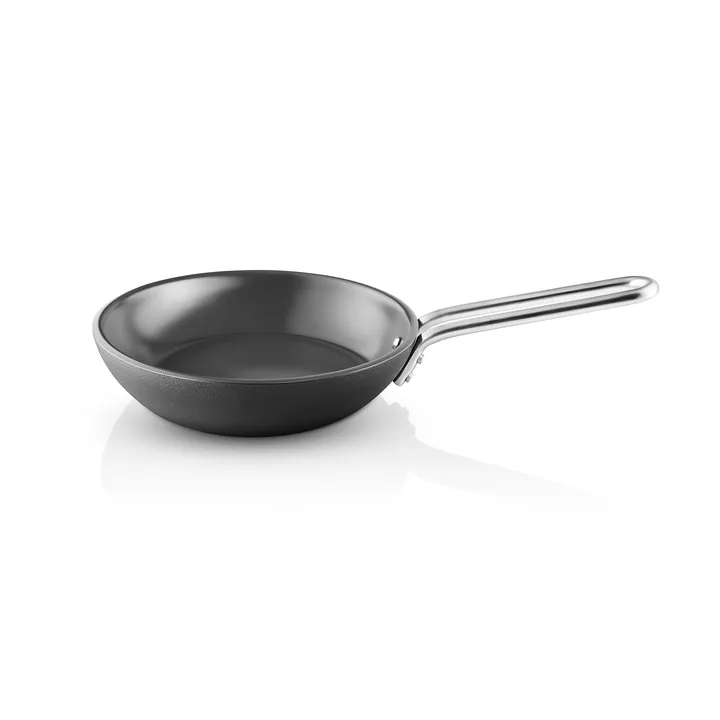 Professional Laser Titanium Slip-Let paistinpannu - Musta, Ø20 cm - Eva Solo