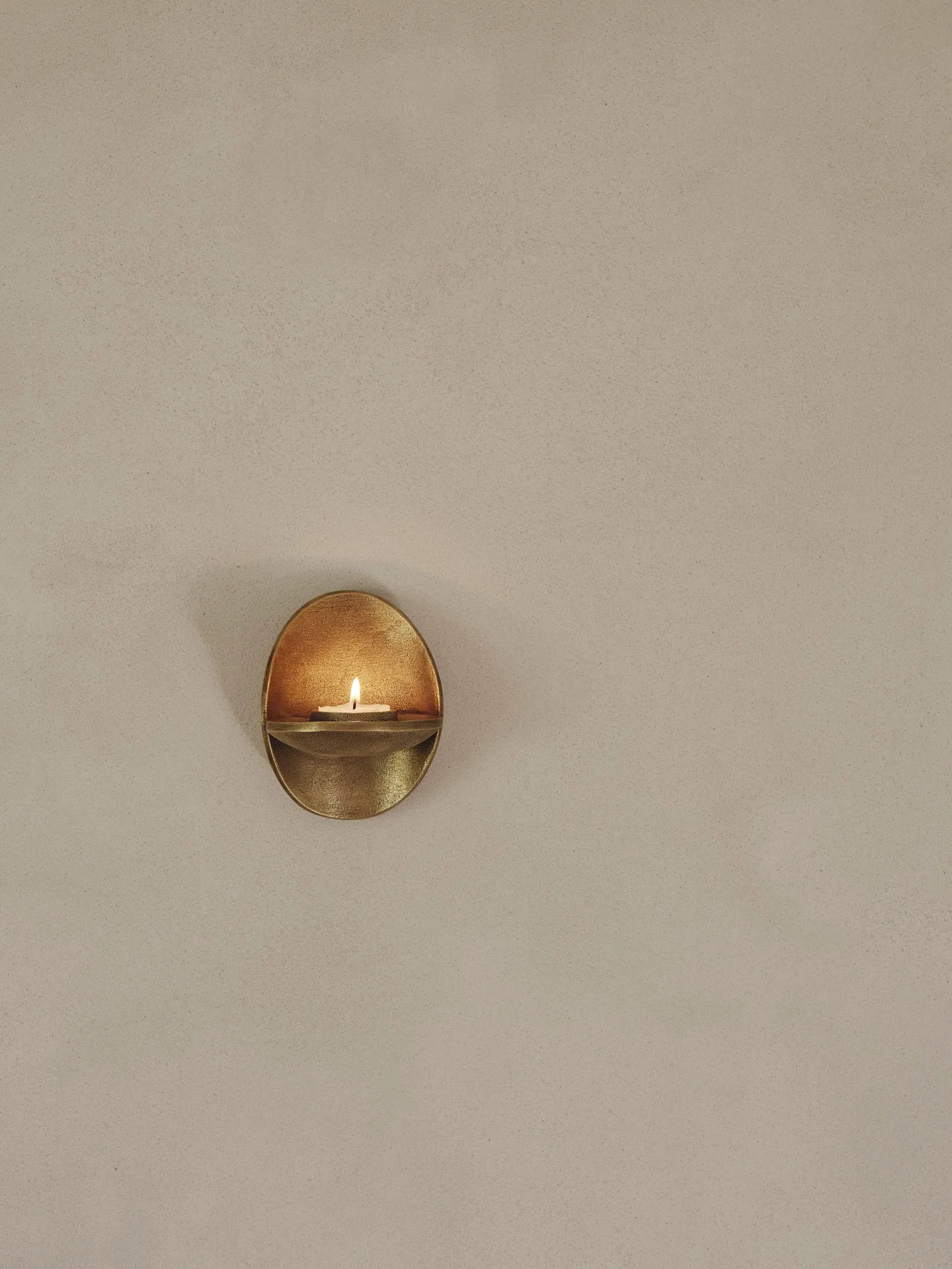Agapé tuikkukuppi seinä, Brass finish Ferm Living