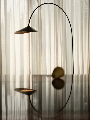 Arum kaareva lattiavalaisin - Black - Ferm Living