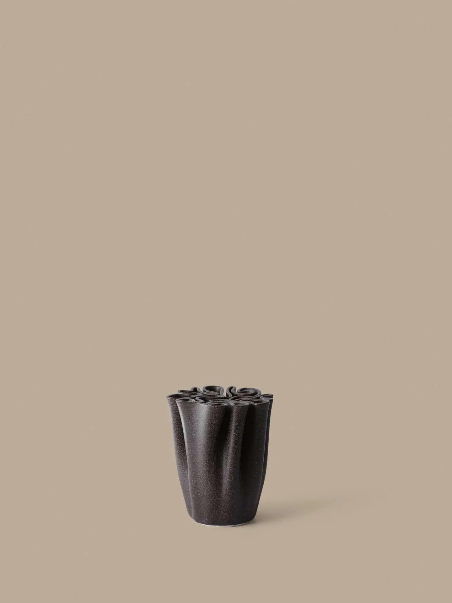 Dedali maljakko 18 cm, Tummanruskea Ferm Living