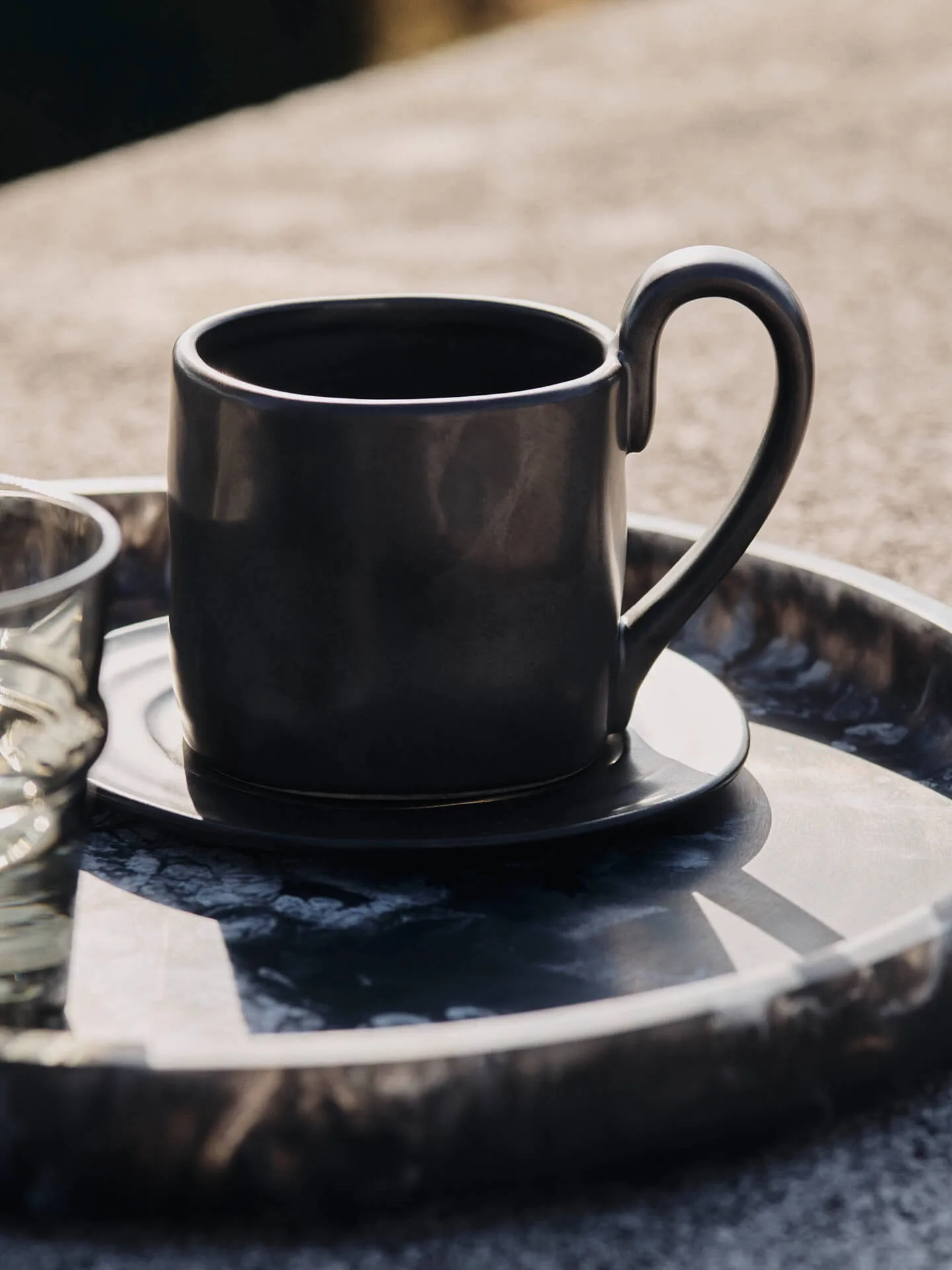 Flow muki lautasella 25 cl, Black Ferm Living