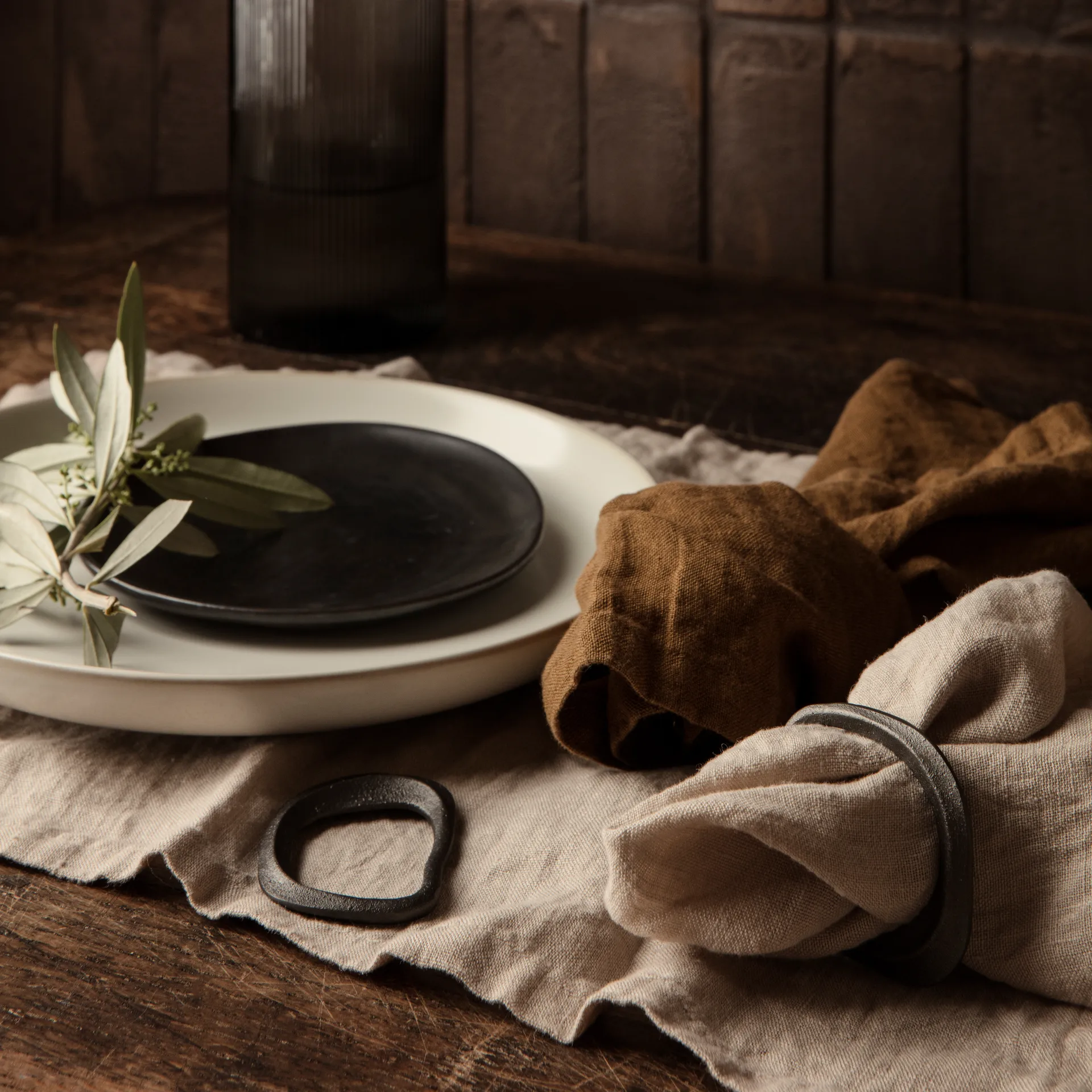 Flow serviettirengas, 4-pakkaus, Musta messinki Ferm Living