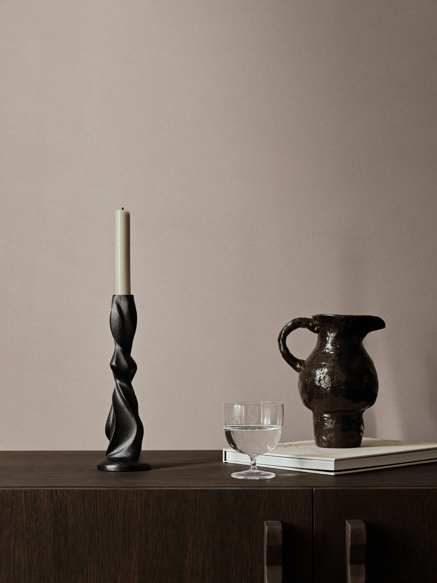 Gale kynttilänjalka 25 cm, Blackened Aluminium Ferm Living