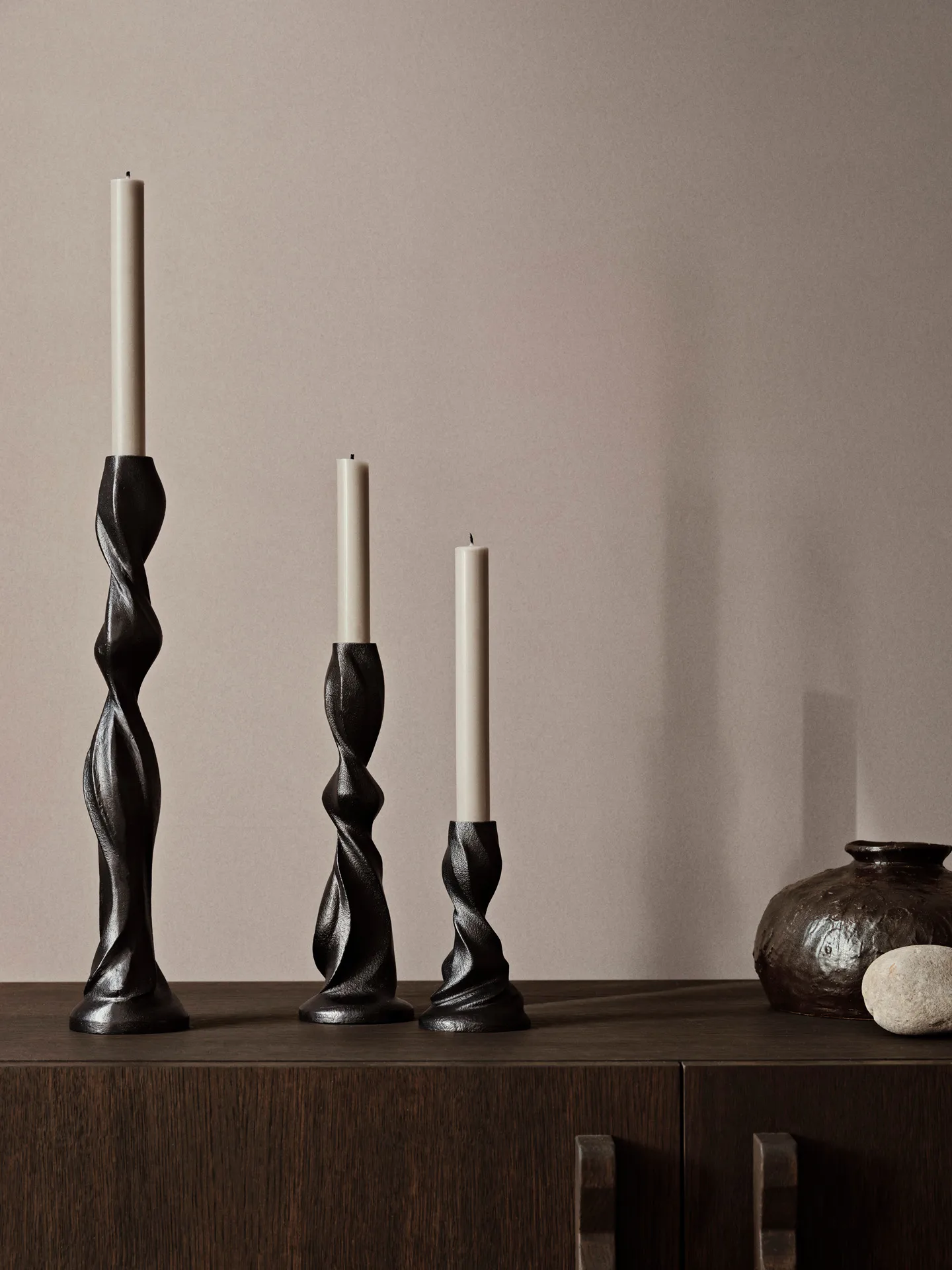 Gale kynttilänjalka 25 cm, Blackened Aluminium Ferm Living