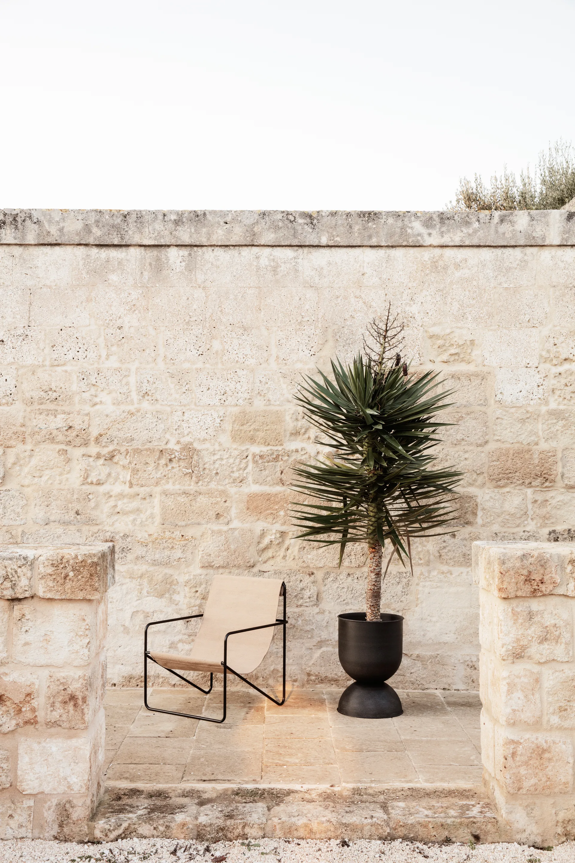 Hourglass ruukku, medium Ø40 cm, Musta-tummanharmaa Ferm Living