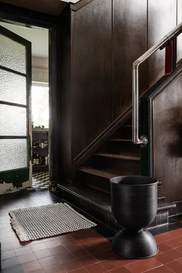 Hourglass ruukku, medium Ø40 cm - Musta-tummanharmaa - Ferm Living