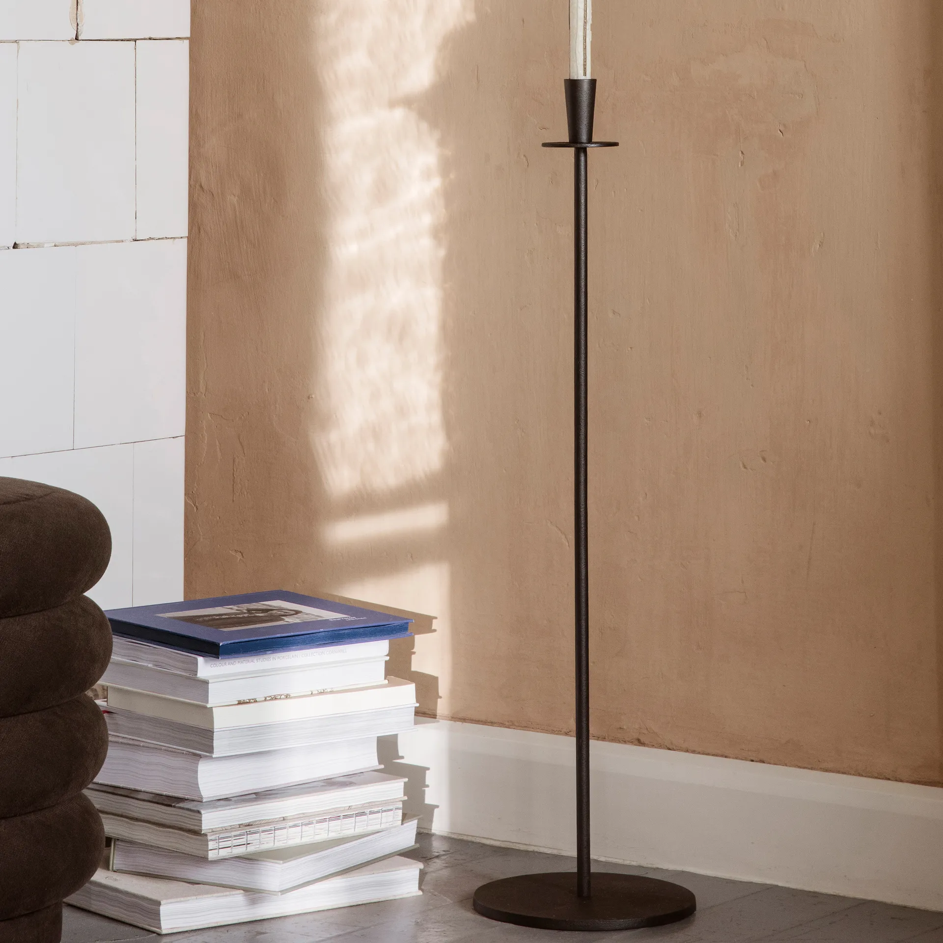 Hoy kynttilänjalka tall 86 cm, Musta Ferm Living