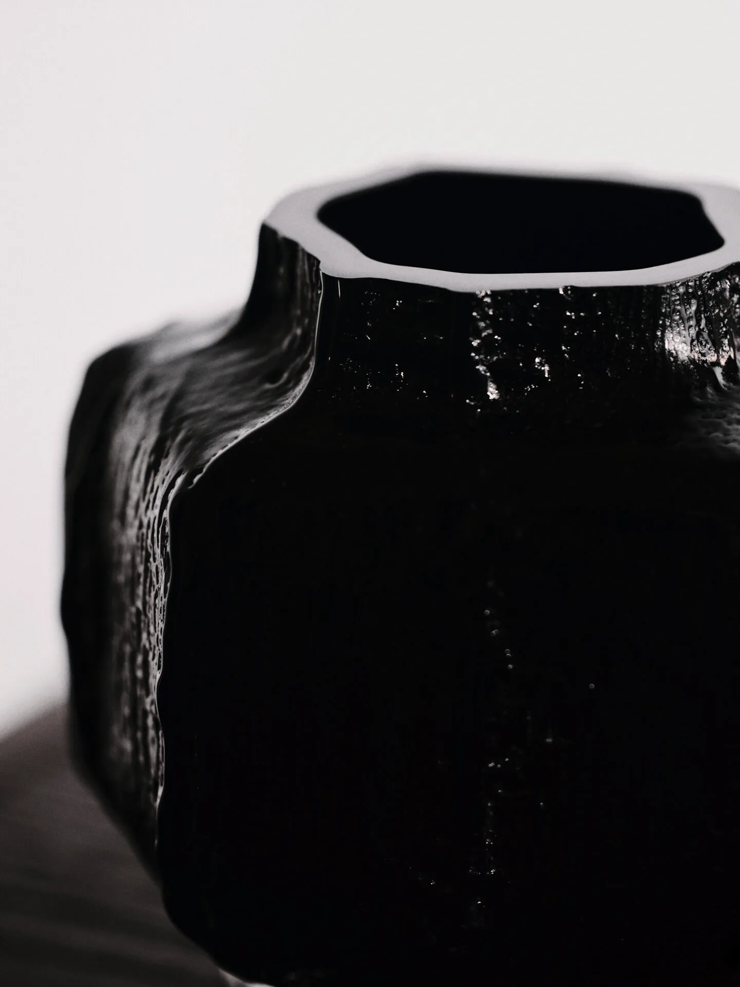 Mokuri maljakko, Black, 15 cm Ferm Living