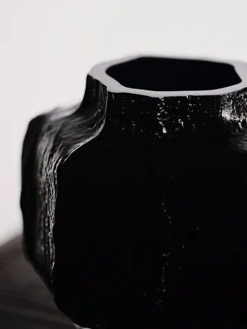 Mokuri maljakko - Black, 15 cm - Ferm Living