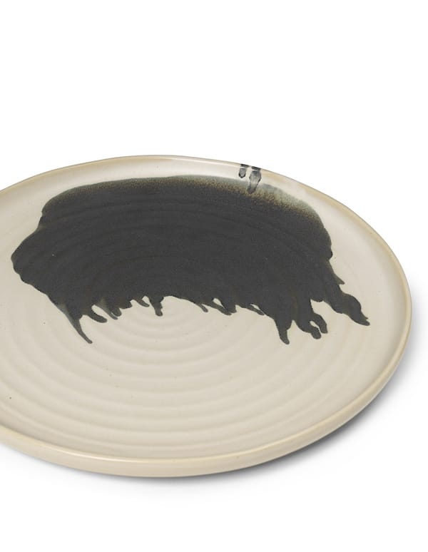 Omhu Centrepiece tarjoilulautanen ⌀36 cm, off white-charcoal Ferm Living