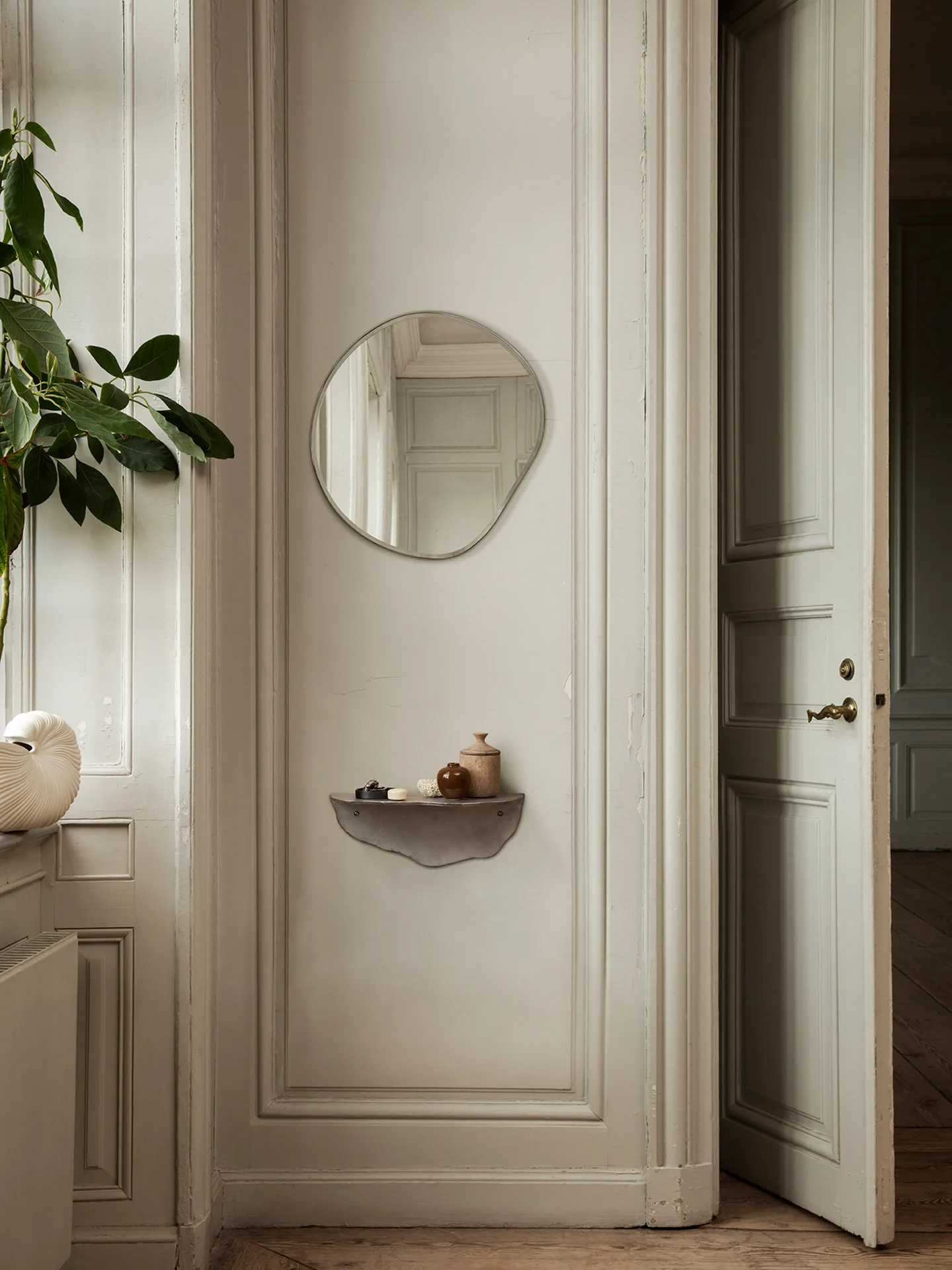 Pond peili, Small dark chrome Ferm Living