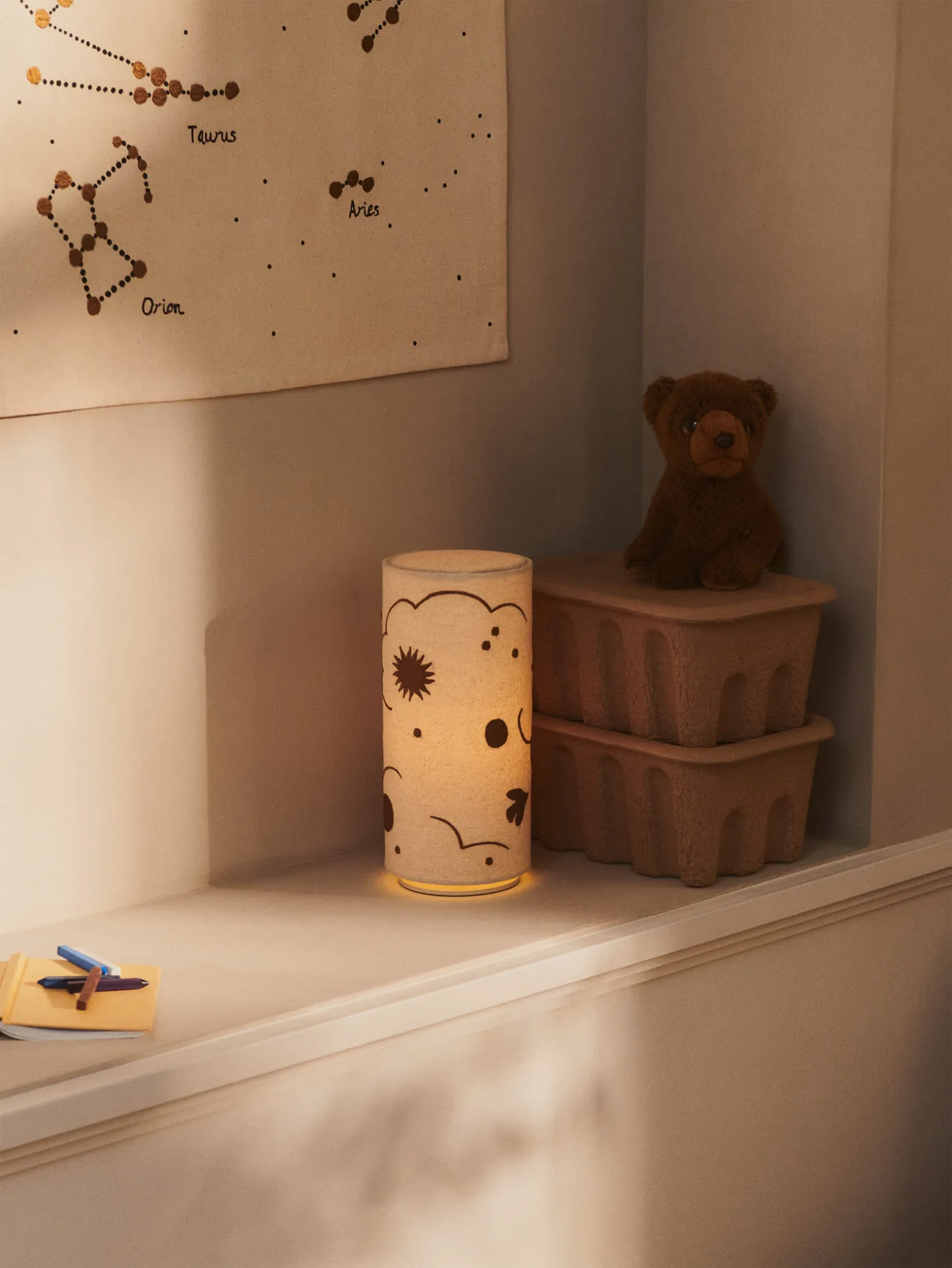 Skye pöytälamppu, Natural-bronze Ferm Living