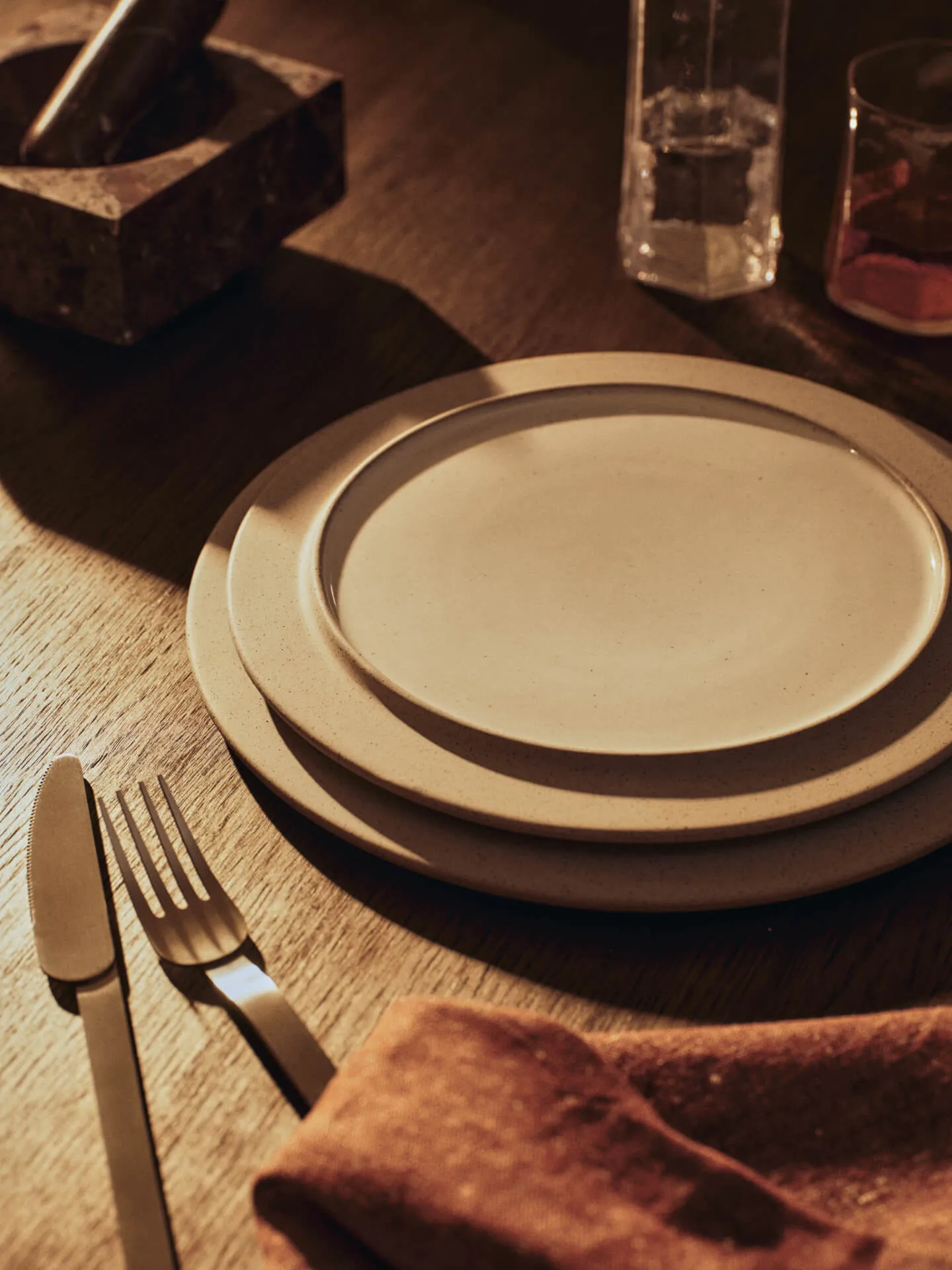 Sonae lautanen 2-pack, Harmaa-valkoinen, Ø25 cm Ferm Living